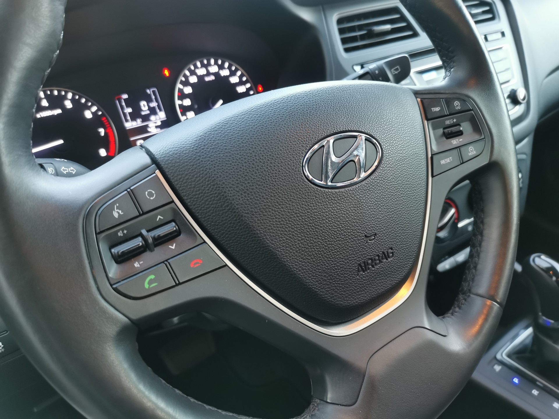 HYUNDAI i20 1.4 Amplia Automatic-image-6