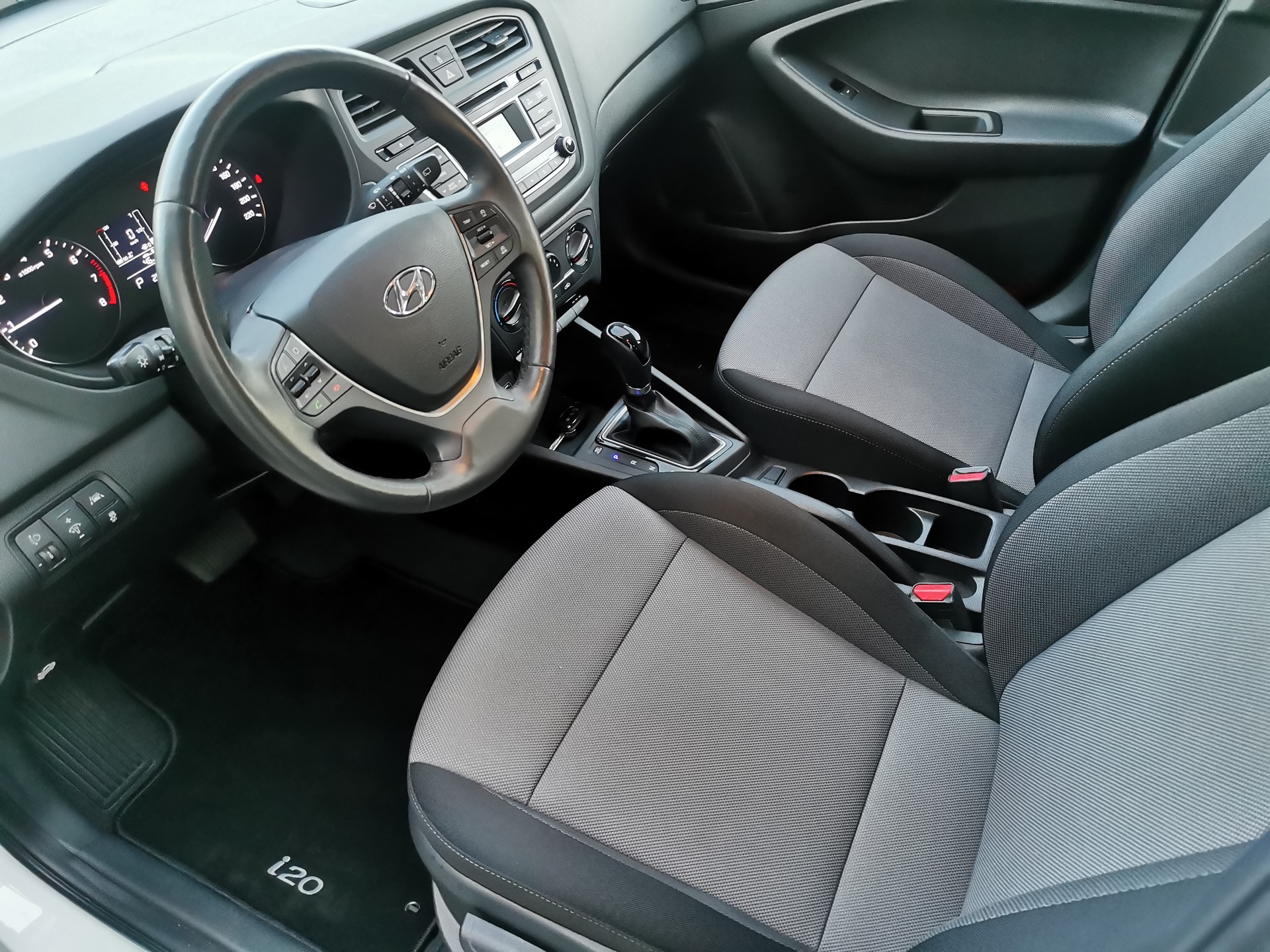 HYUNDAI i20 1.4 Amplia Automatic-image-8
