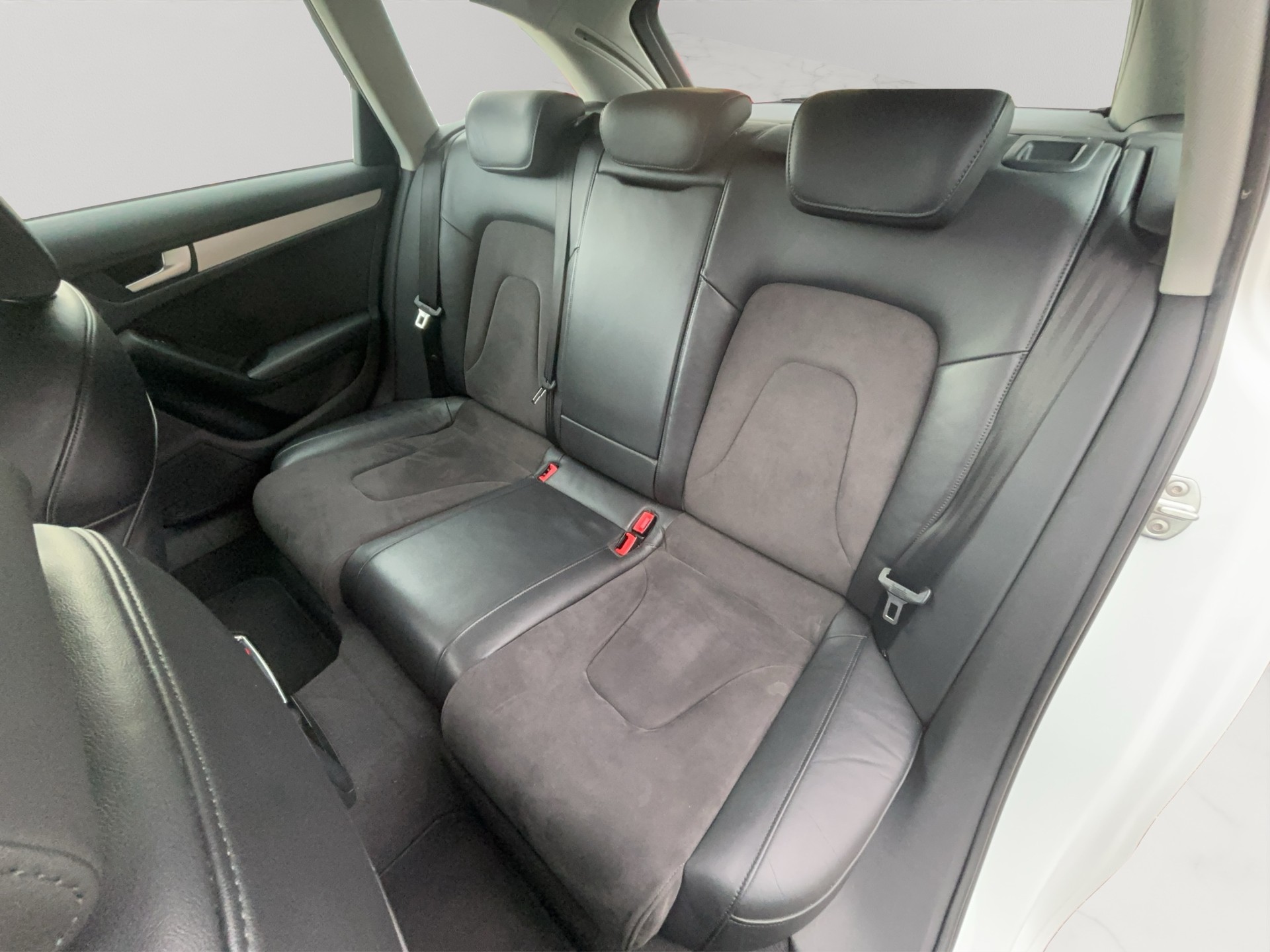 AUDI A4 Avant 1.8 TFSI Snow quattro-image-12