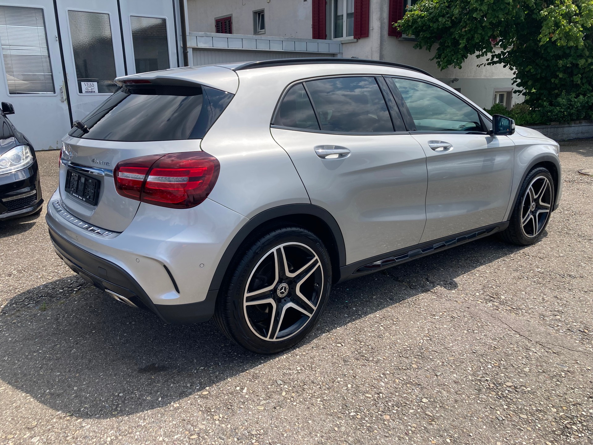 MERCEDES-BENZ GLA 250 AMG Line 4Matic 7G-DCT *AHK 1500Kg*-image-4