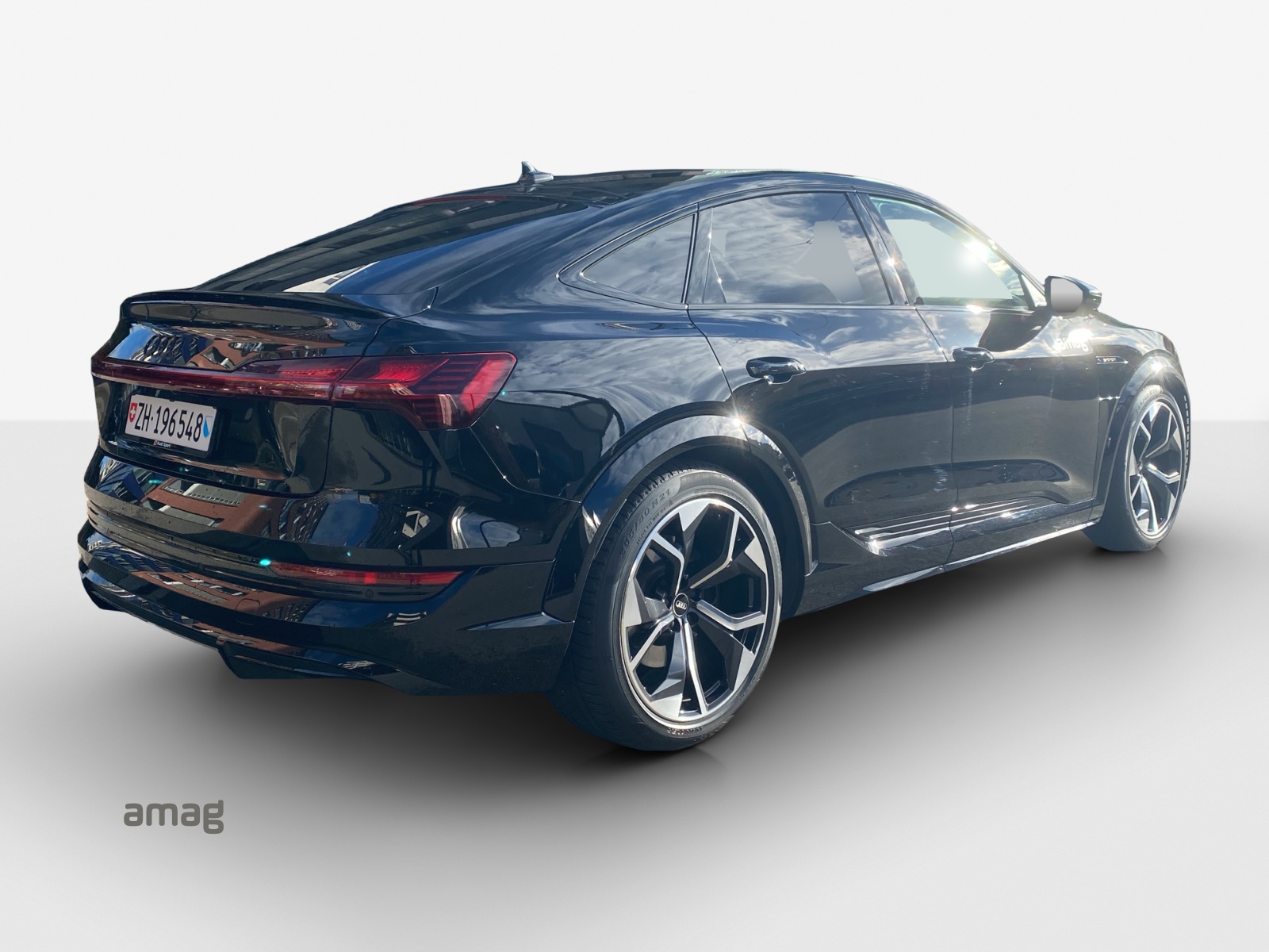 AUDI e-tron S Sportback quattro-image-4
