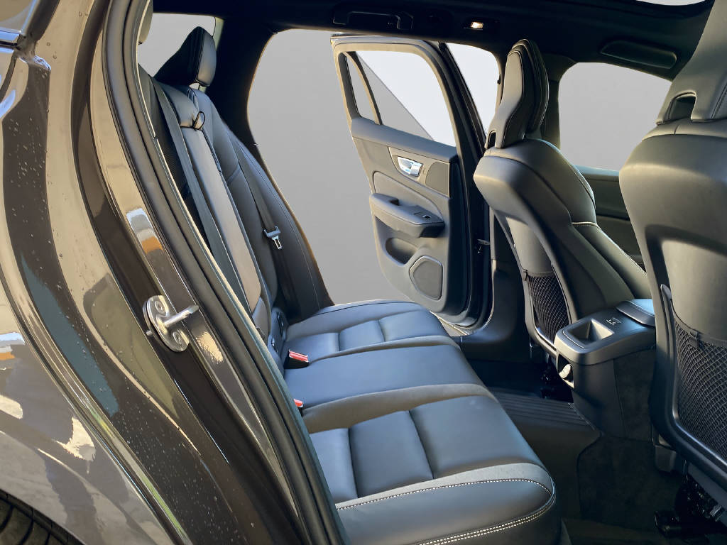 VOLVO V60 2.0 B5 Plus Dark AWD-image-13