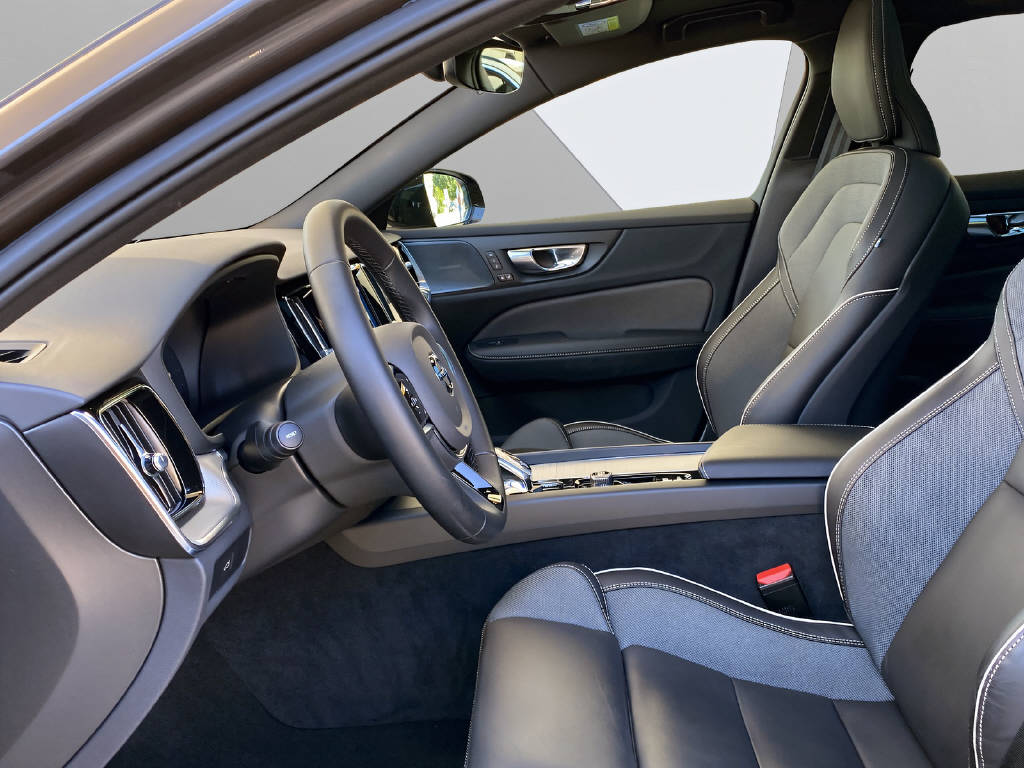 VOLVO V60 2.0 B5 Plus Dark AWD-image-7