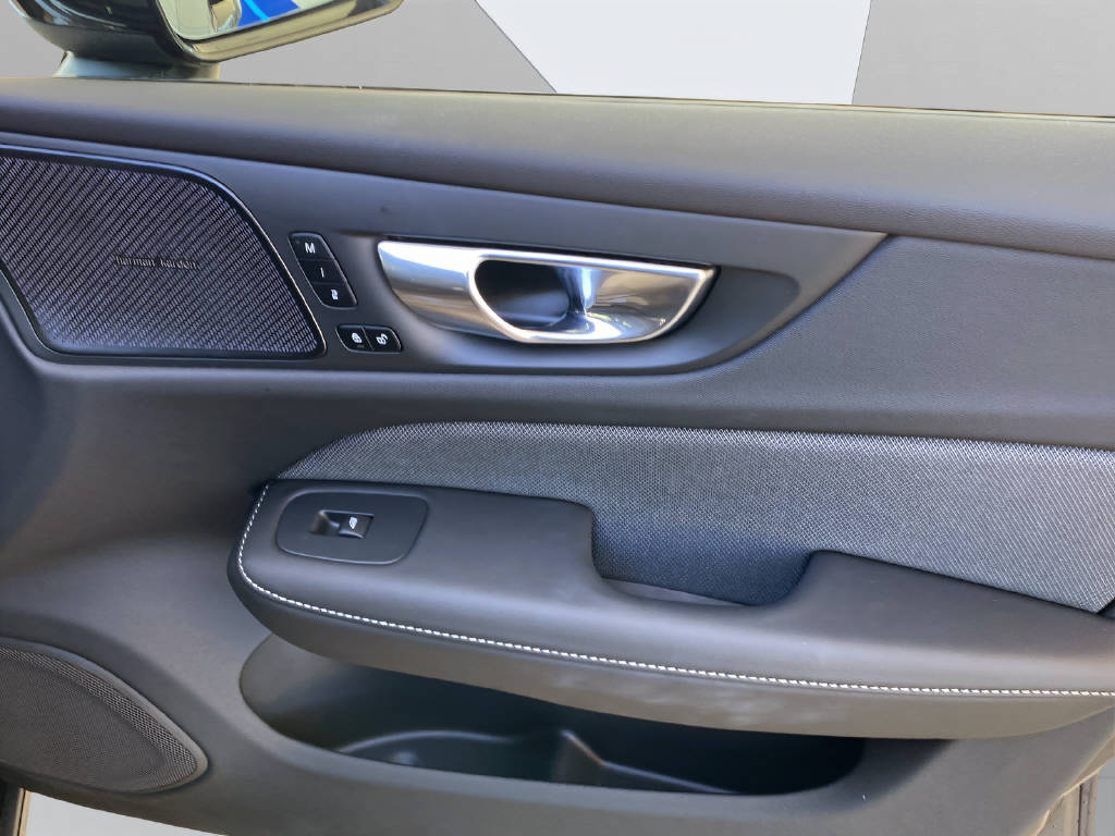 VOLVO V60 2.0 B5 Plus Dark AWD-image-14