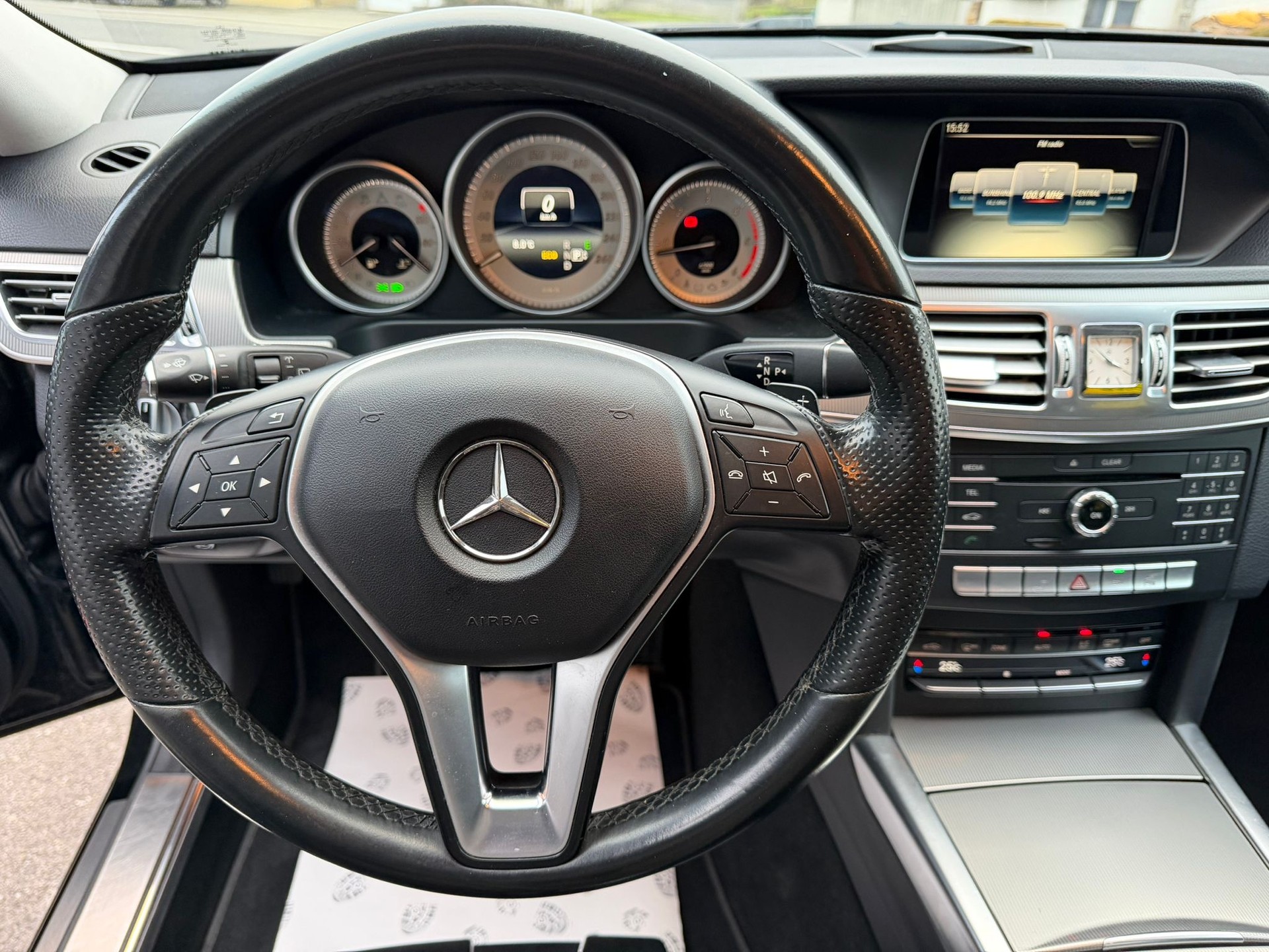 MERCEDES-BENZ E 220 BlueTEC Elégance 4Matic 7G-Tronic-image-15