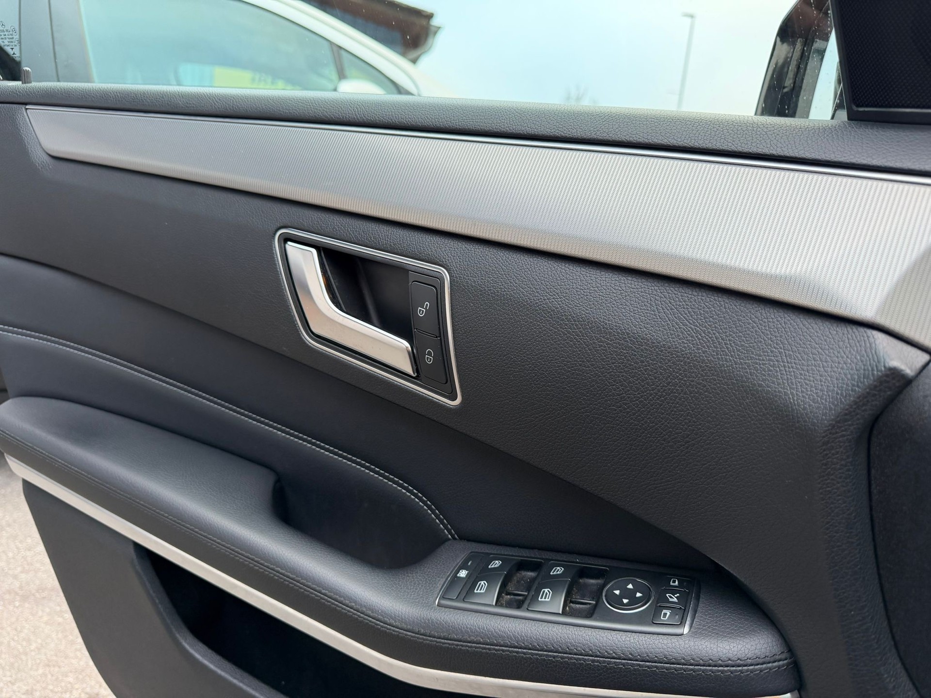 MERCEDES-BENZ E 220 BlueTEC Elégance 4Matic 7G-Tronic-image-12