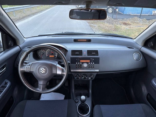 SUZUKI Swift 1.3i 16V GL Top Piz Sulai LE 4x4-image-6