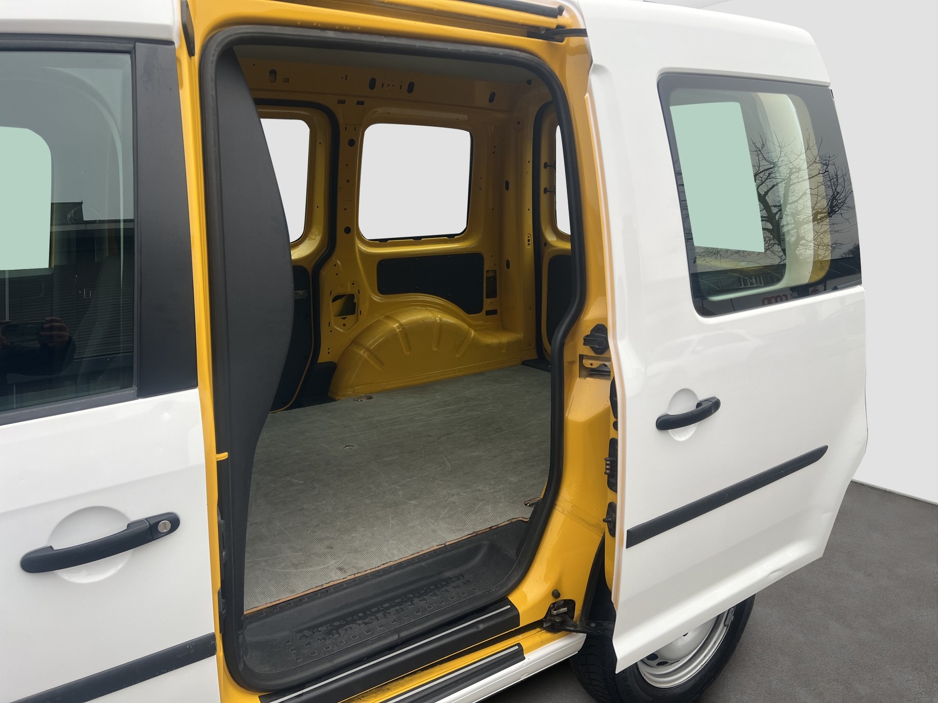 VW Caddy 2.0TDI 4Motion BlueMotion Technology-image-11