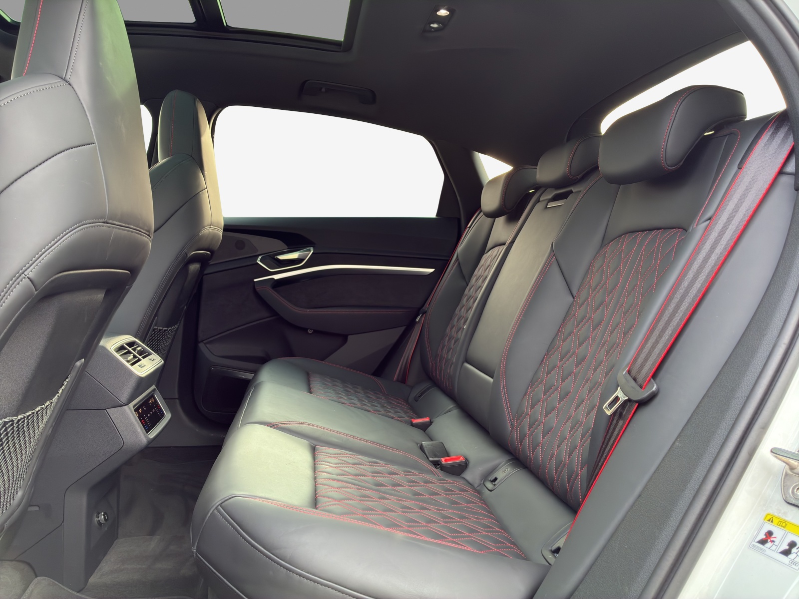AUDI Q8 Sportback 55 e-tron Black Edition quattro-image-12