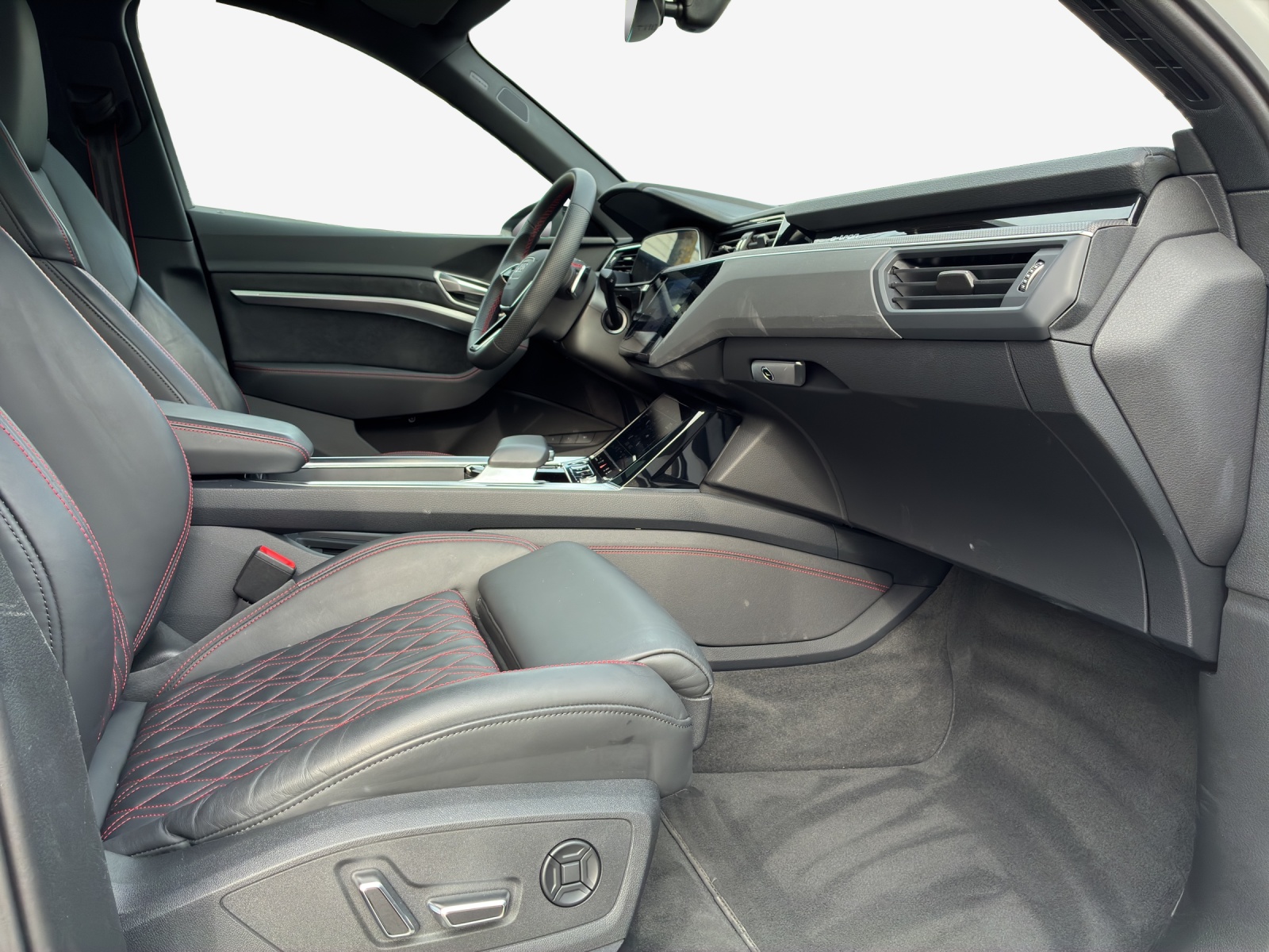 AUDI Q8 Sportback 55 e-tron Black Edition quattro-image-15