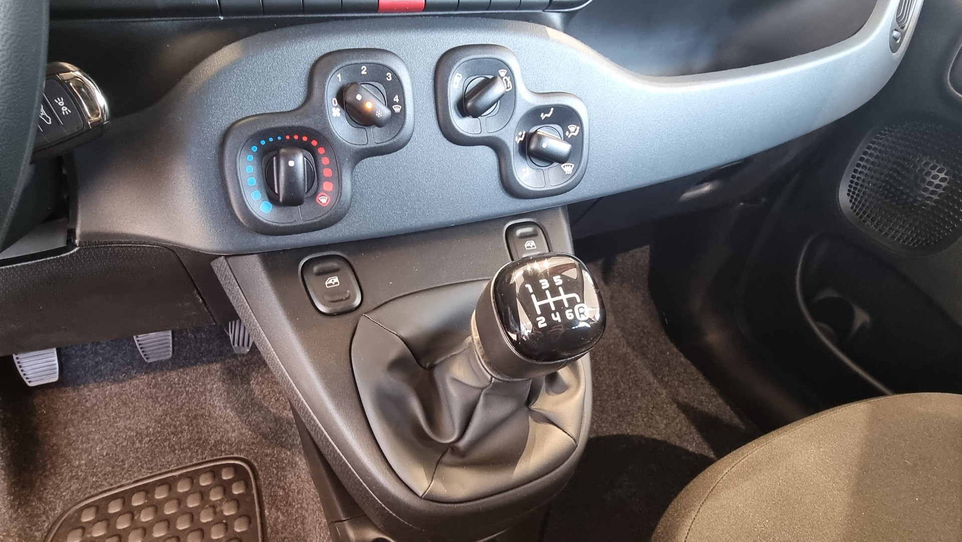 FIAT Panda 1.0 Hybrid City Life-image-10