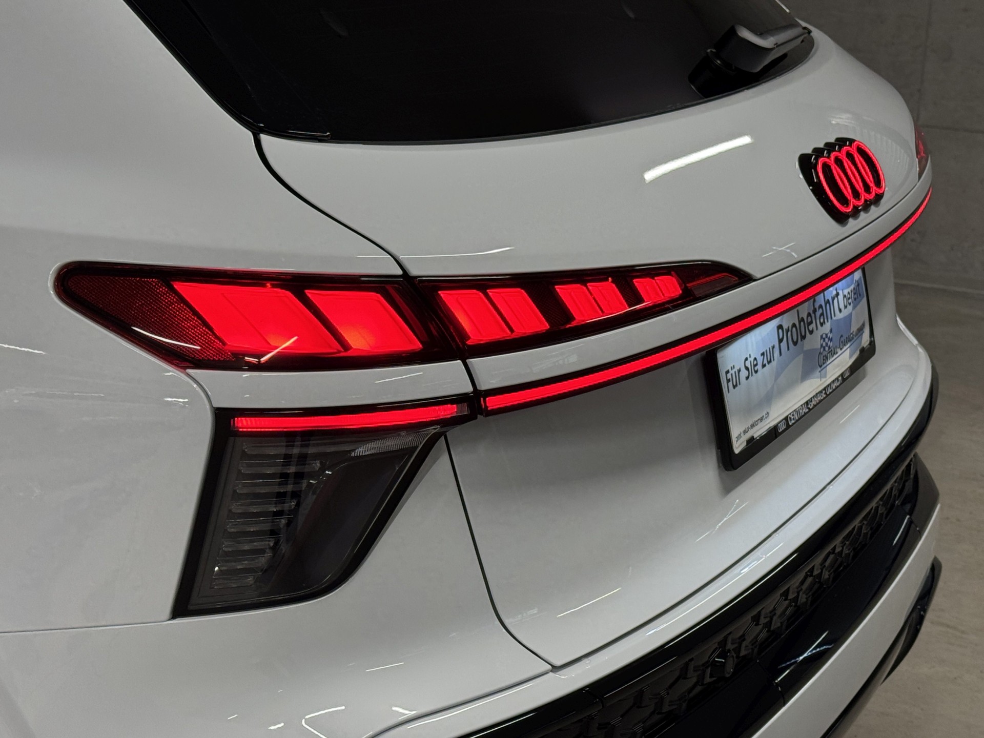 AUDI Q3 SUV e-hybrid 200 kW S tronig-image-4