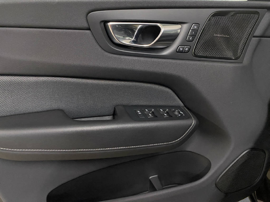 VOLVO XC60 2.0 T8 TE R-Design eAWD-image-11