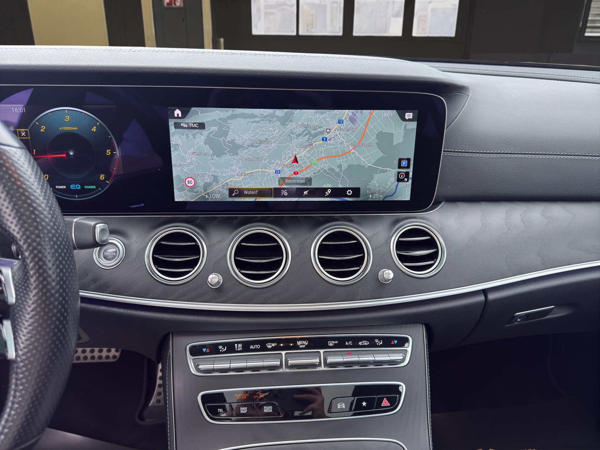 MERCEDES-BENZ E 220 d AMG Line 4matic Kombi-image-15