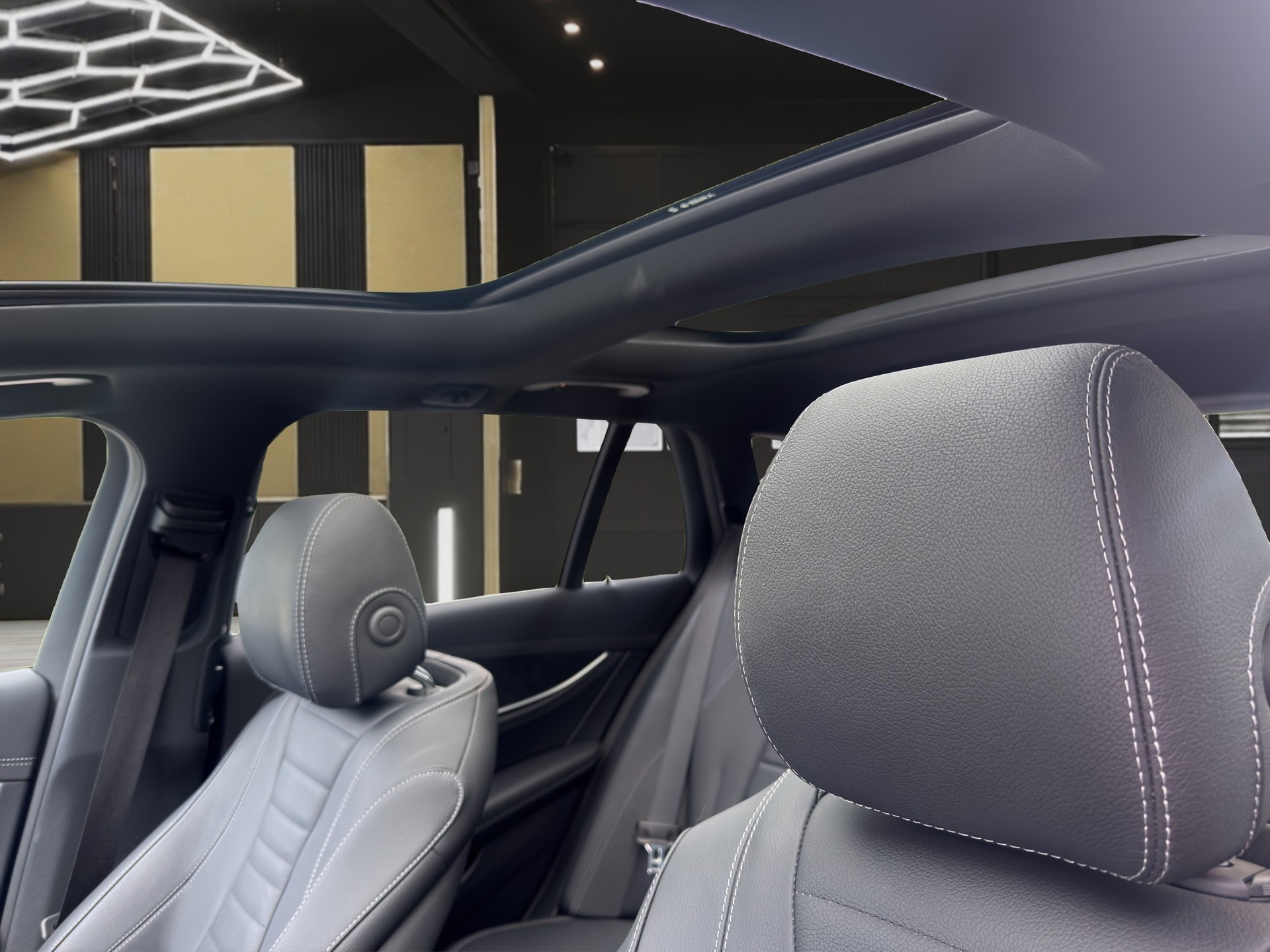 MERCEDES-BENZ E 220 d AMG Line 4matic Kombi-image-12
