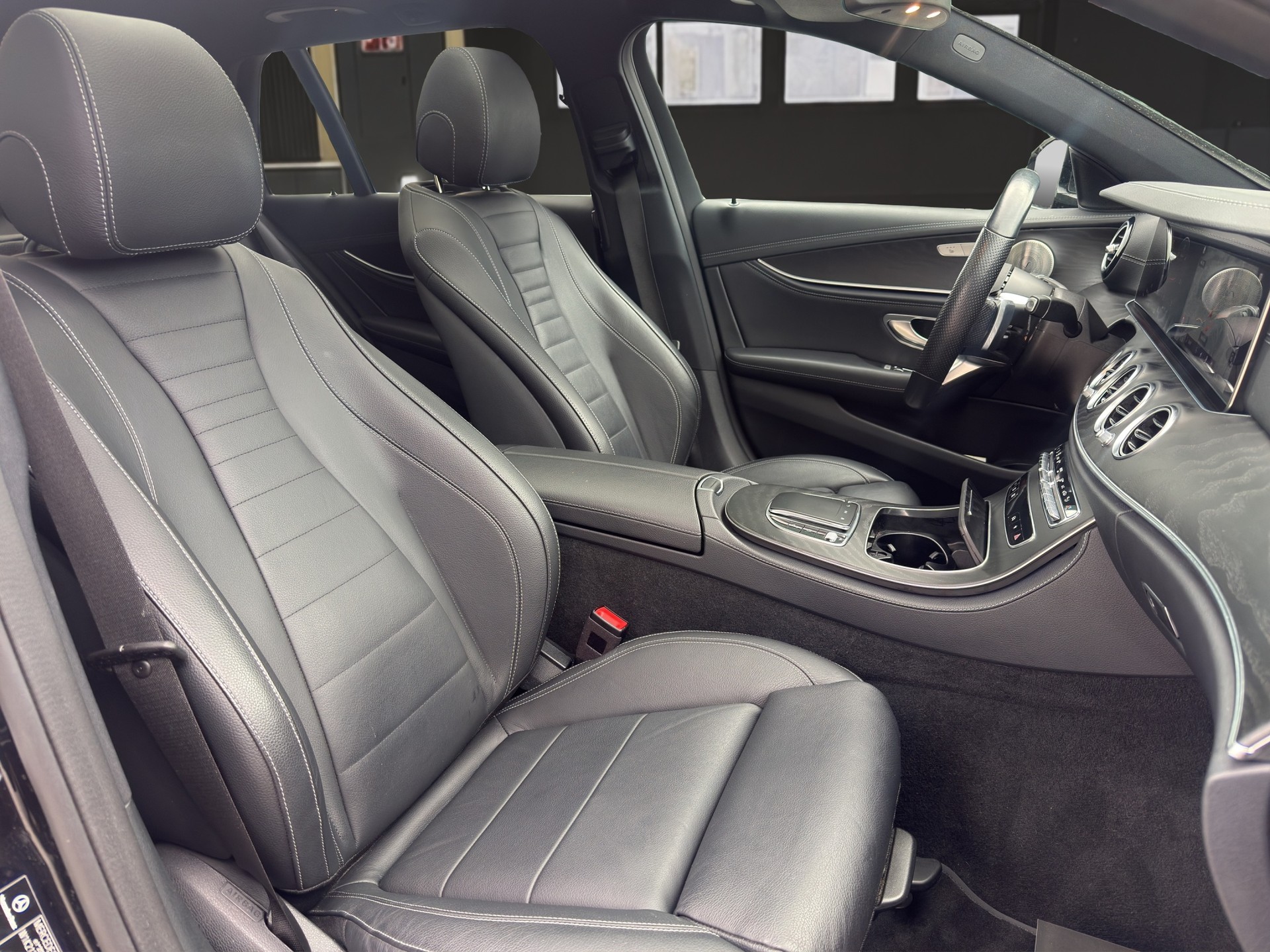 MERCEDES-BENZ E 220 d AMG Line 4matic Kombi-image-9
