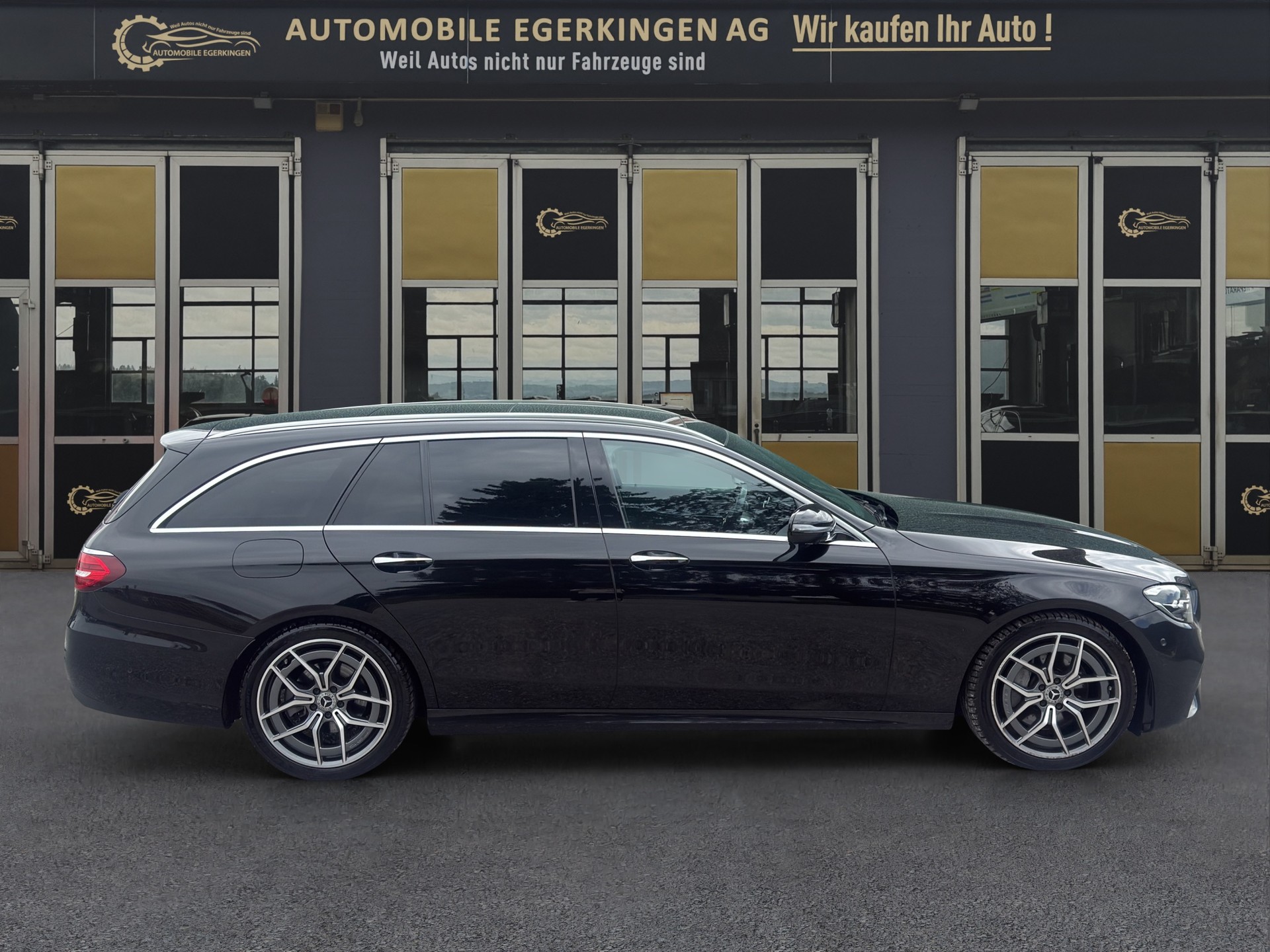 MERCEDES-BENZ E 220 d AMG Line 4matic Kombi-image-3