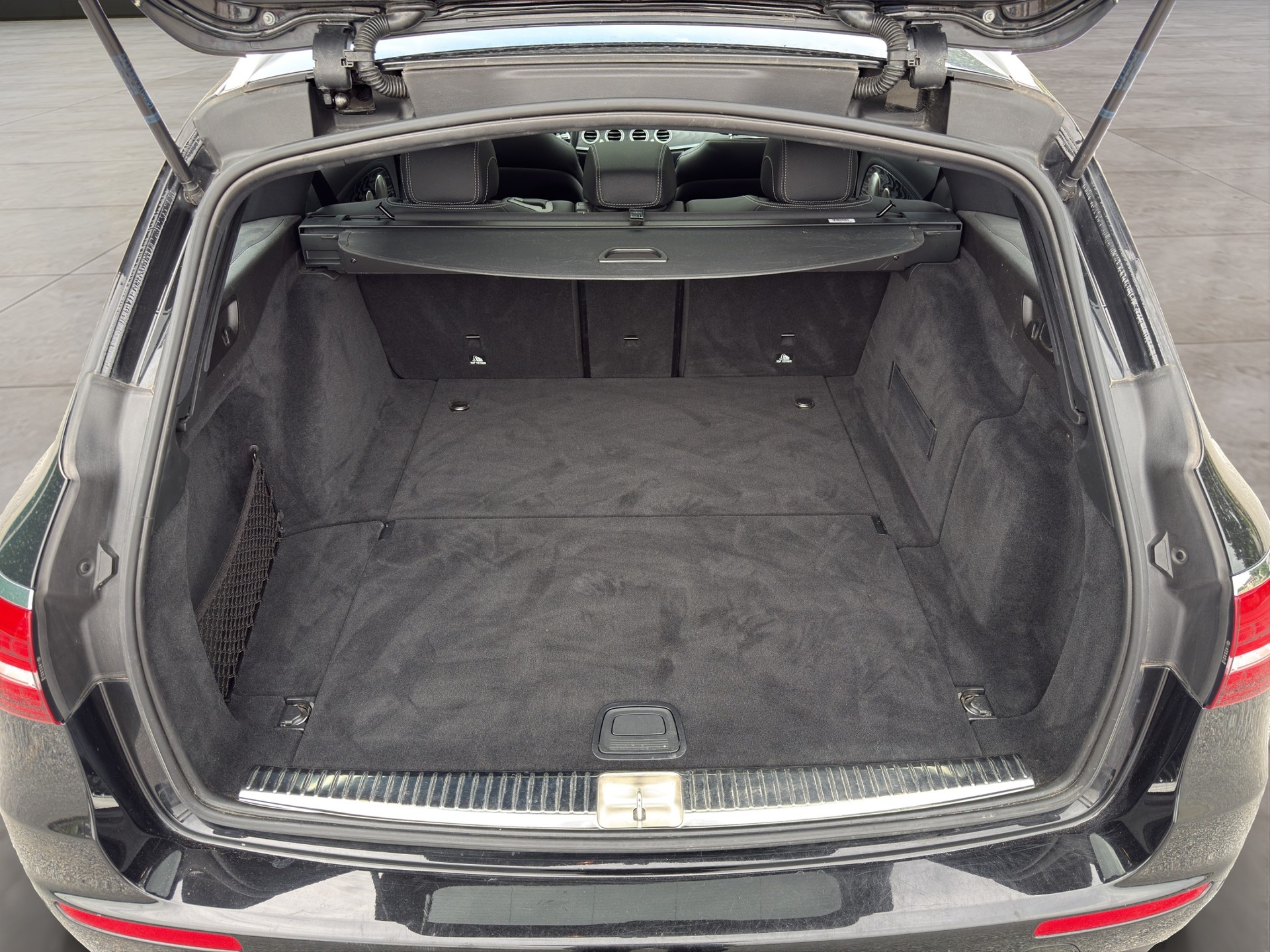 MERCEDES-BENZ E 220 d AMG Line 4matic Kombi-image-14