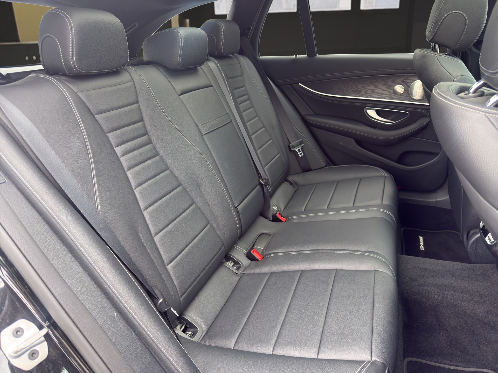 MERCEDES-BENZ E 220 d AMG Line 4matic Kombi-image-13