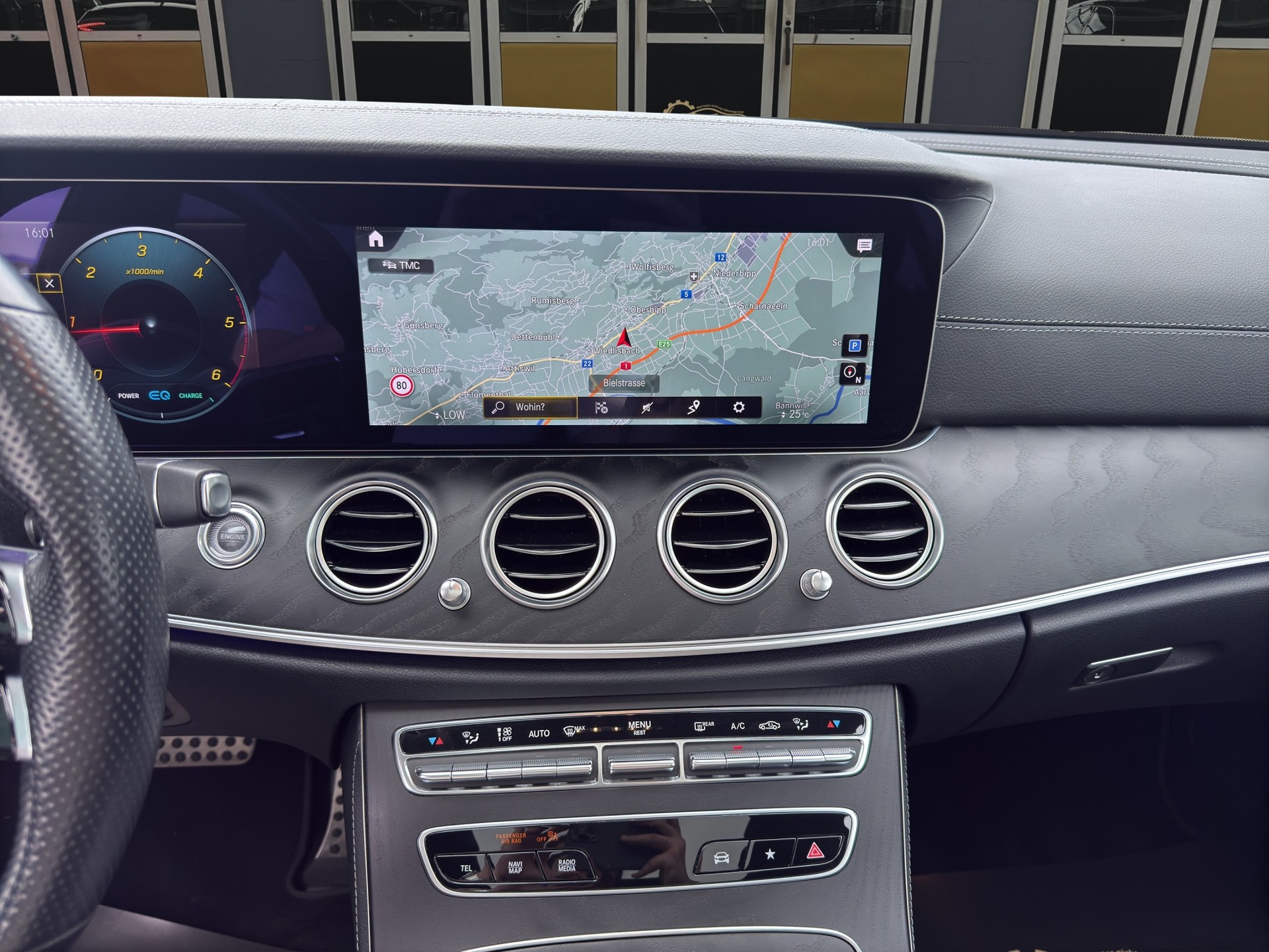 MERCEDES-BENZ E 220 d AMG Line 4matic Kombi-image-15