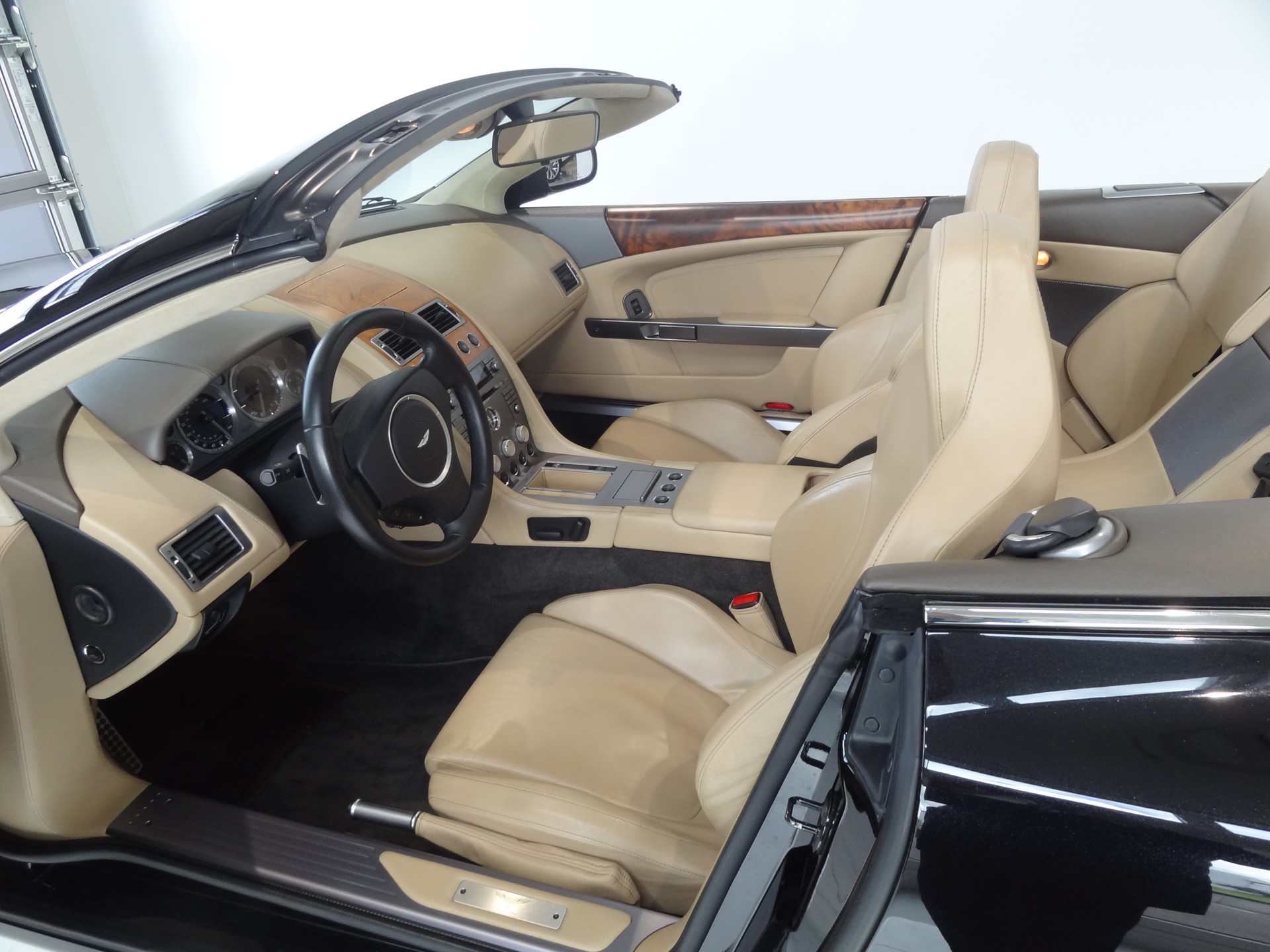 ASTON MARTIN DB9 Volante-image-4