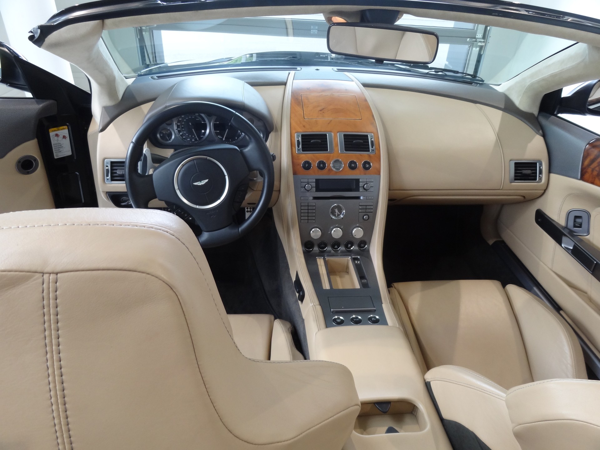 ASTON MARTIN DB9 Volante-image-5