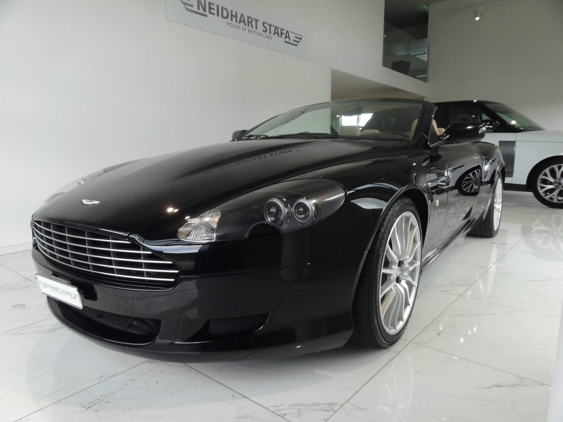 ASTON MARTIN DB9 Volante-image-1