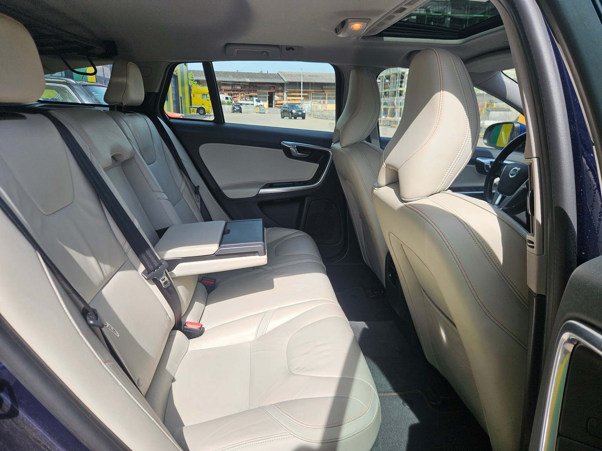 VOLVO V60 D5 OceanRace Geartronic-image-12