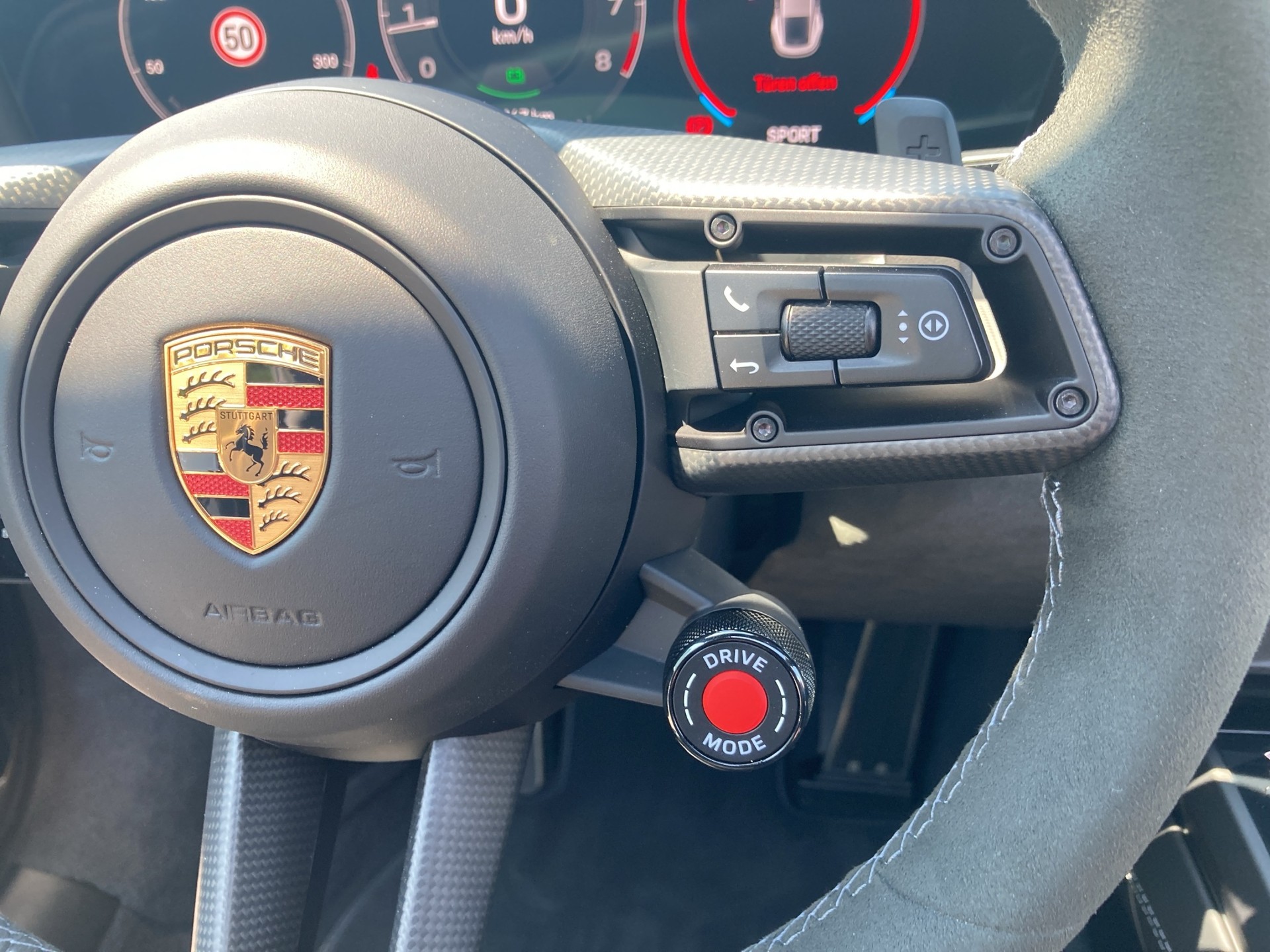 PORSCHE 911 Carrera 4 GTS Coupé-image-18