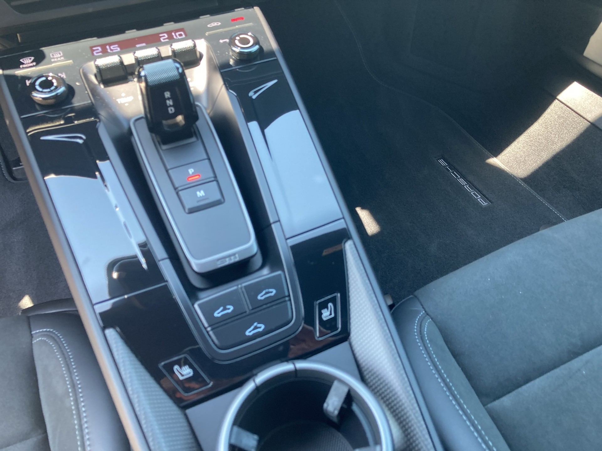 PORSCHE 911 Carrera 4 GTS Coupé-image-14