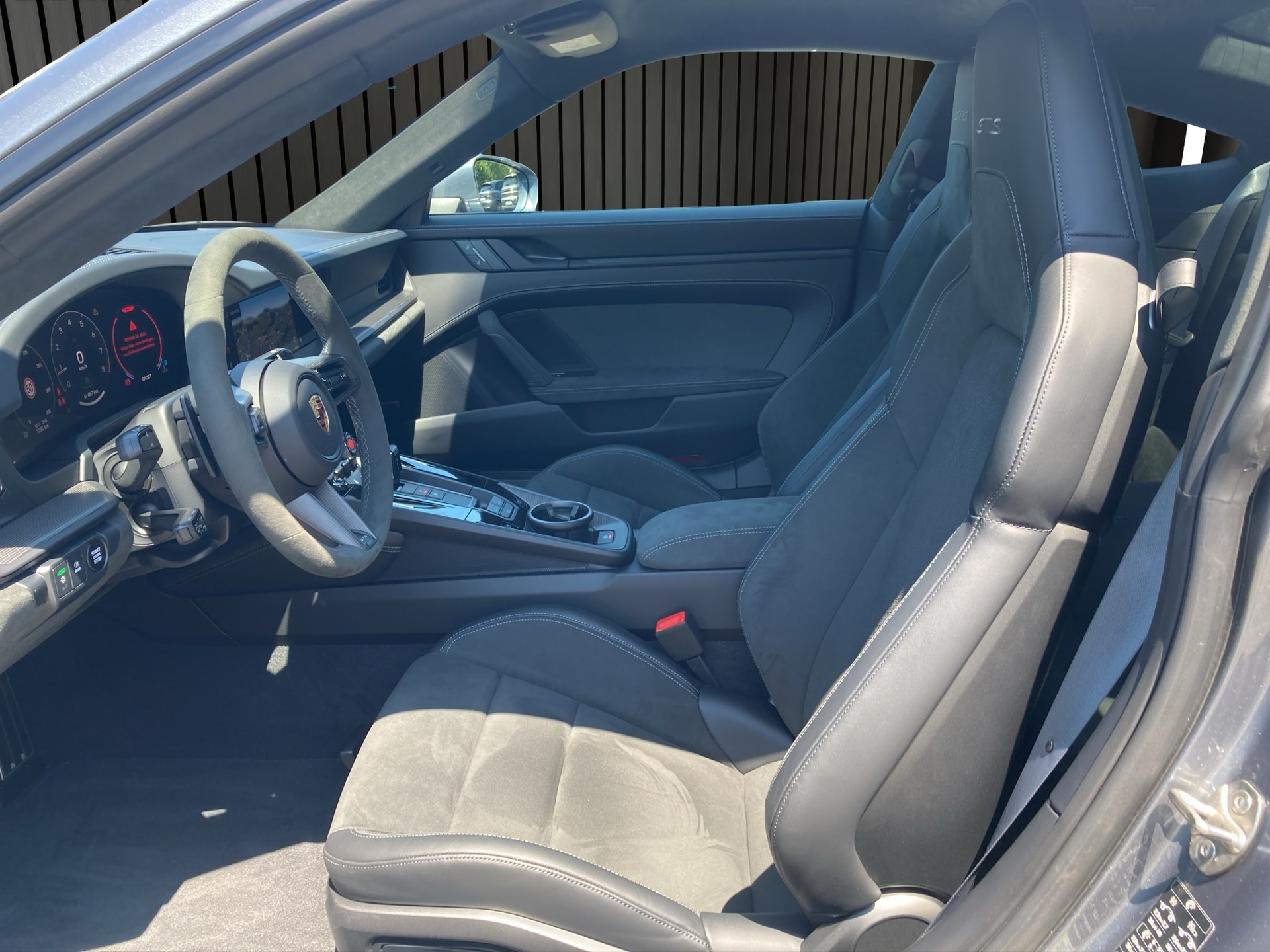 PORSCHE 911 Carrera 4 GTS Coupé-image-8
