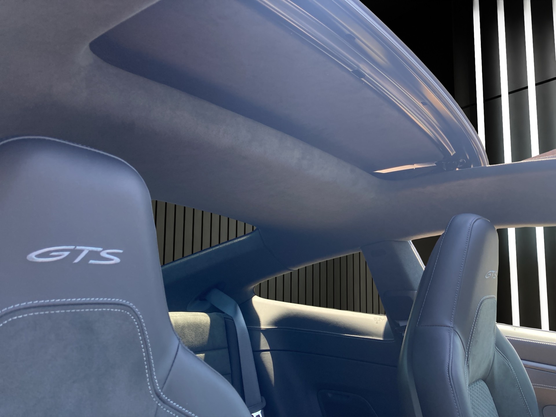 PORSCHE 911 Carrera 4 GTS Coupé-image-16