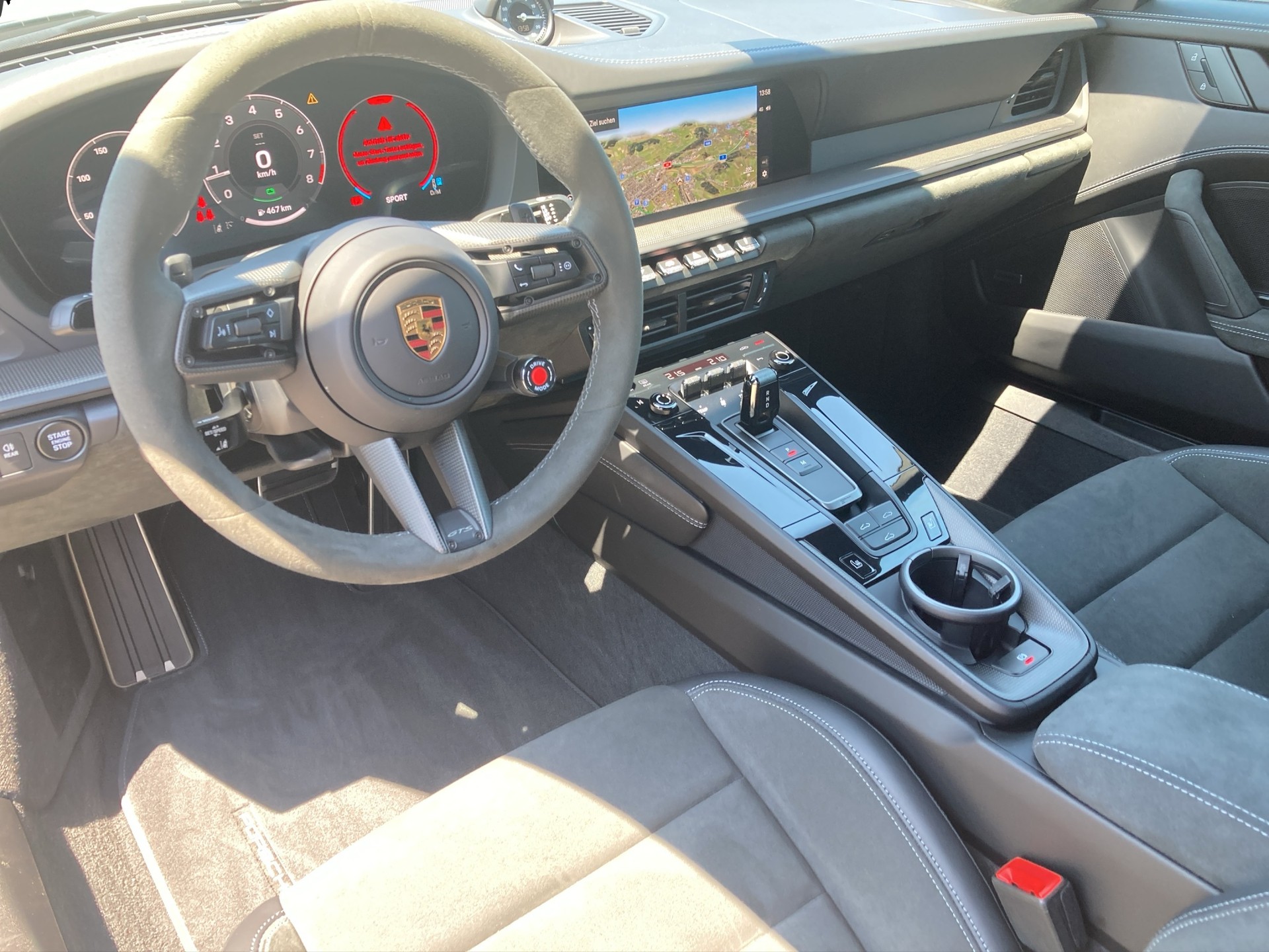 PORSCHE 911 Carrera 4 GTS Coupé-image-9