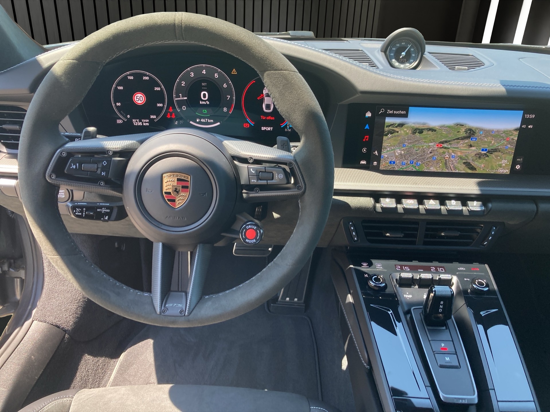 PORSCHE 911 Carrera 4 GTS Coupé-image-12