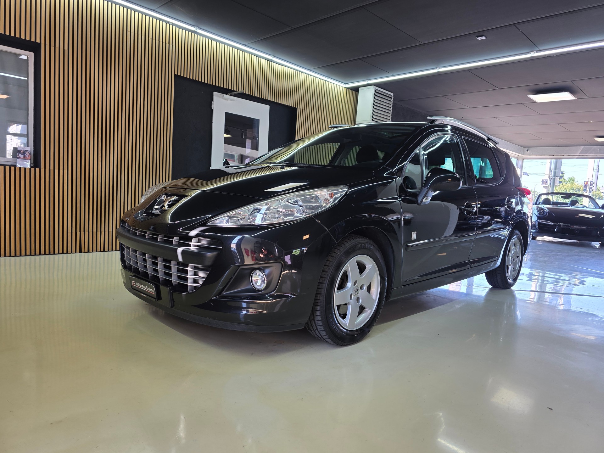 PEUGEOT 207 SW 1.4 16V Swiss Edition-image-2
