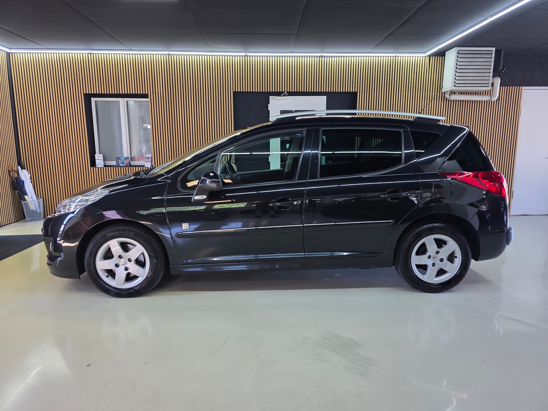 PEUGEOT 207 SW 1.4 16V Swiss Edition-image-3