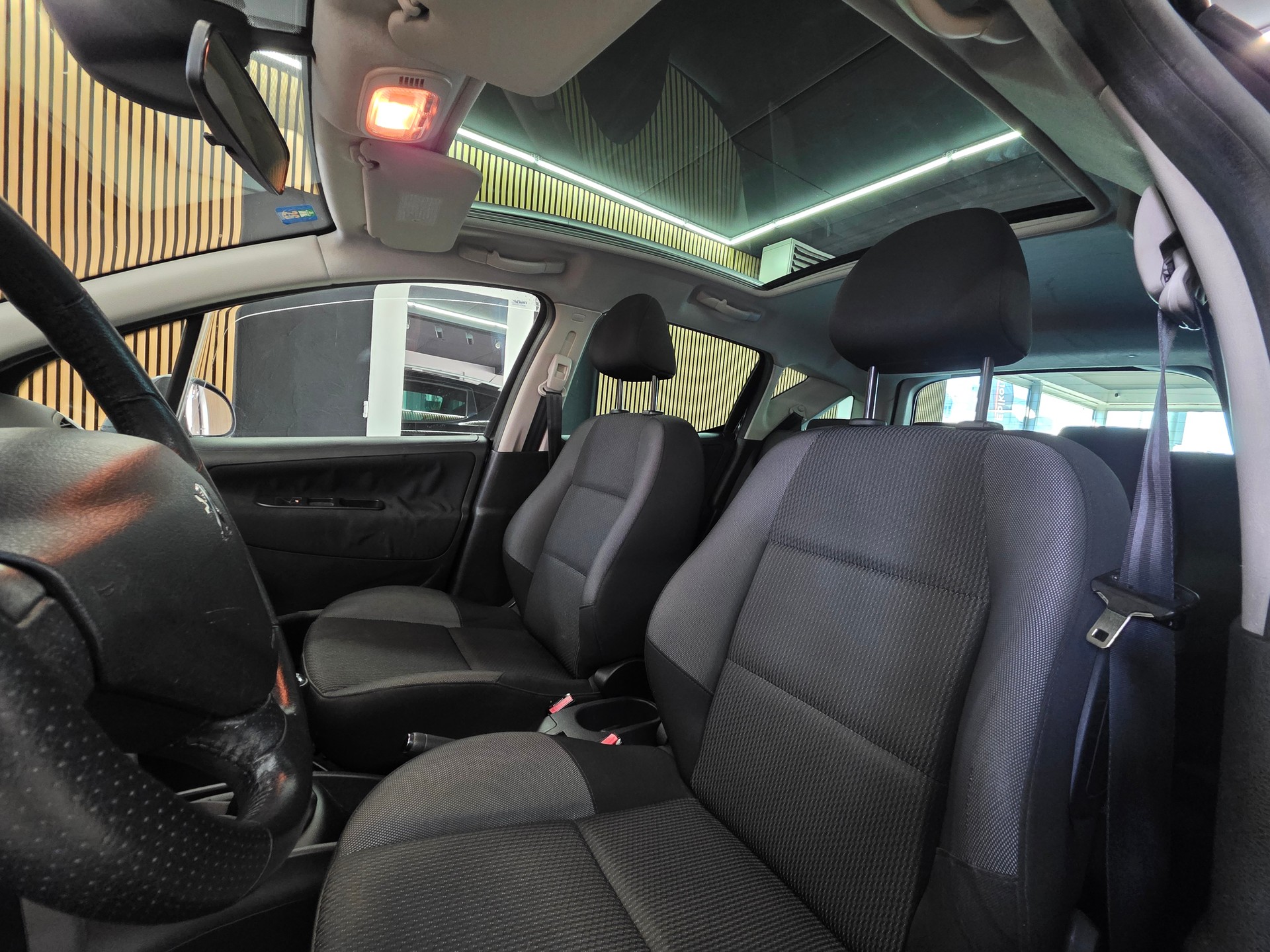 PEUGEOT 207 SW 1.4 16V Swiss Edition-image-9