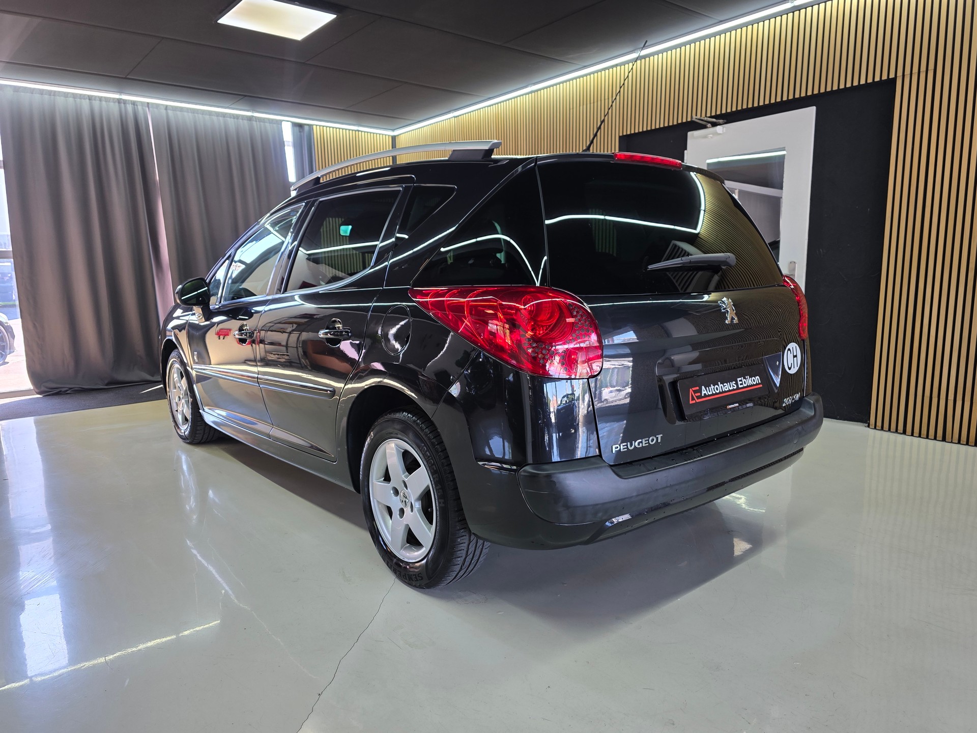 PEUGEOT 207 SW 1.4 16V Swiss Edition-image-4