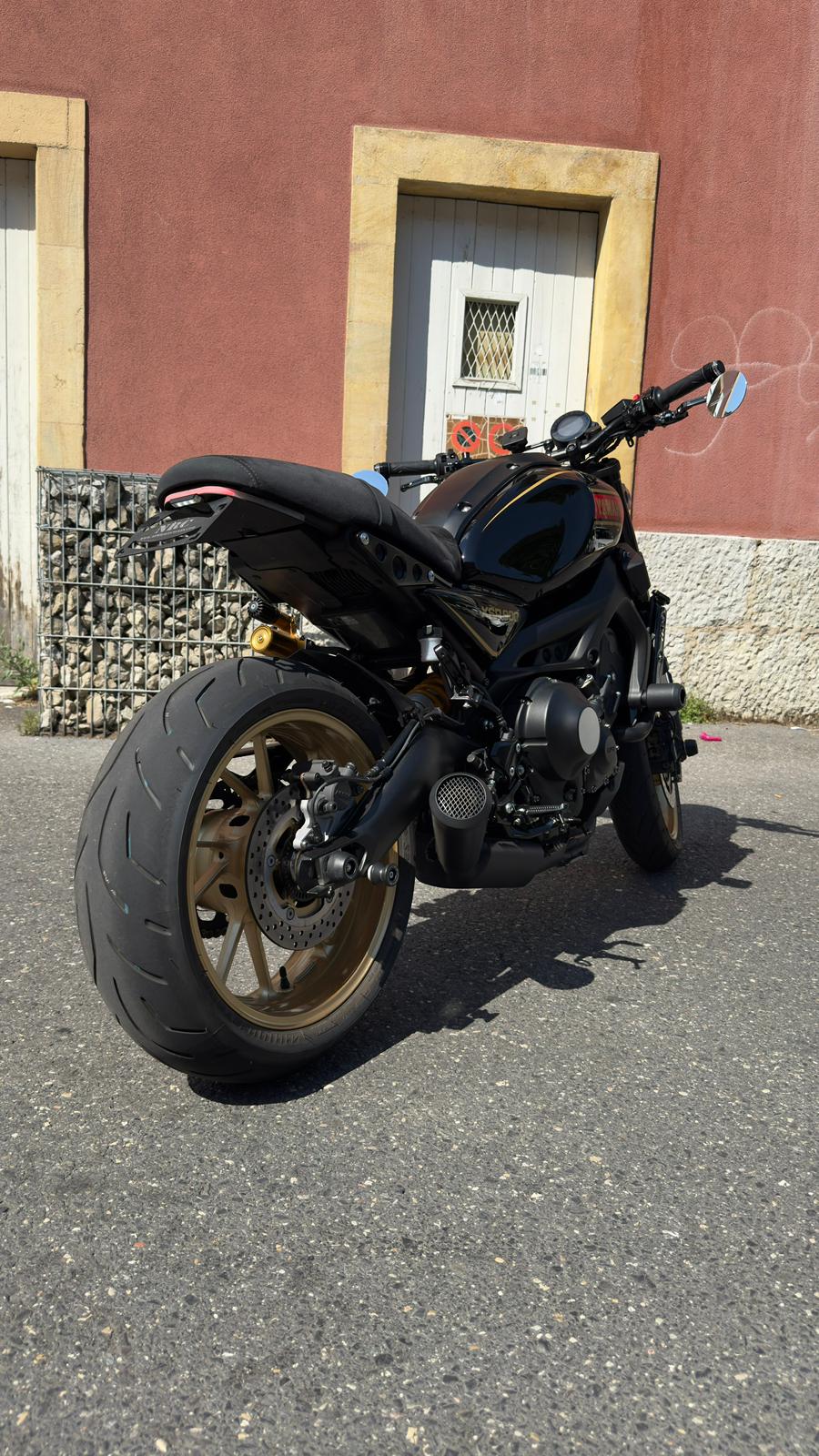 YAMAHA XSR 900 80 Black-showroom-element-3