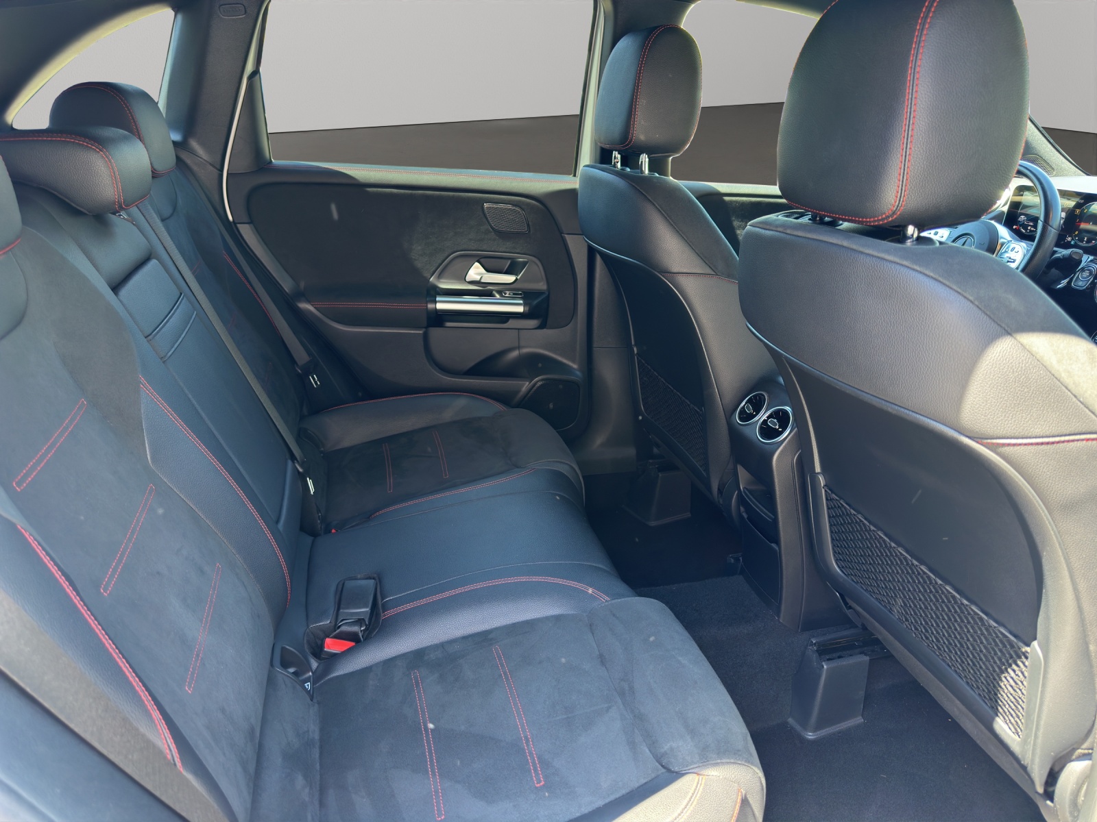 MERCEDES-BENZ B 200 d AMG Line 8G-DCT-image-14