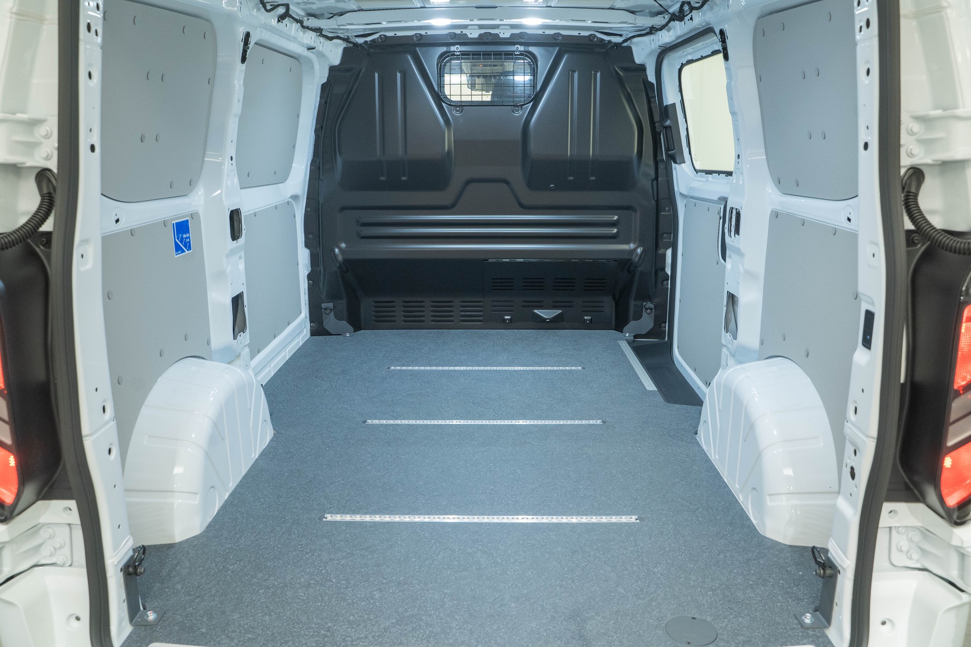 FORD Transit C Van 320 L1 2.5 Duratec 233 Trend PHEV-image-4