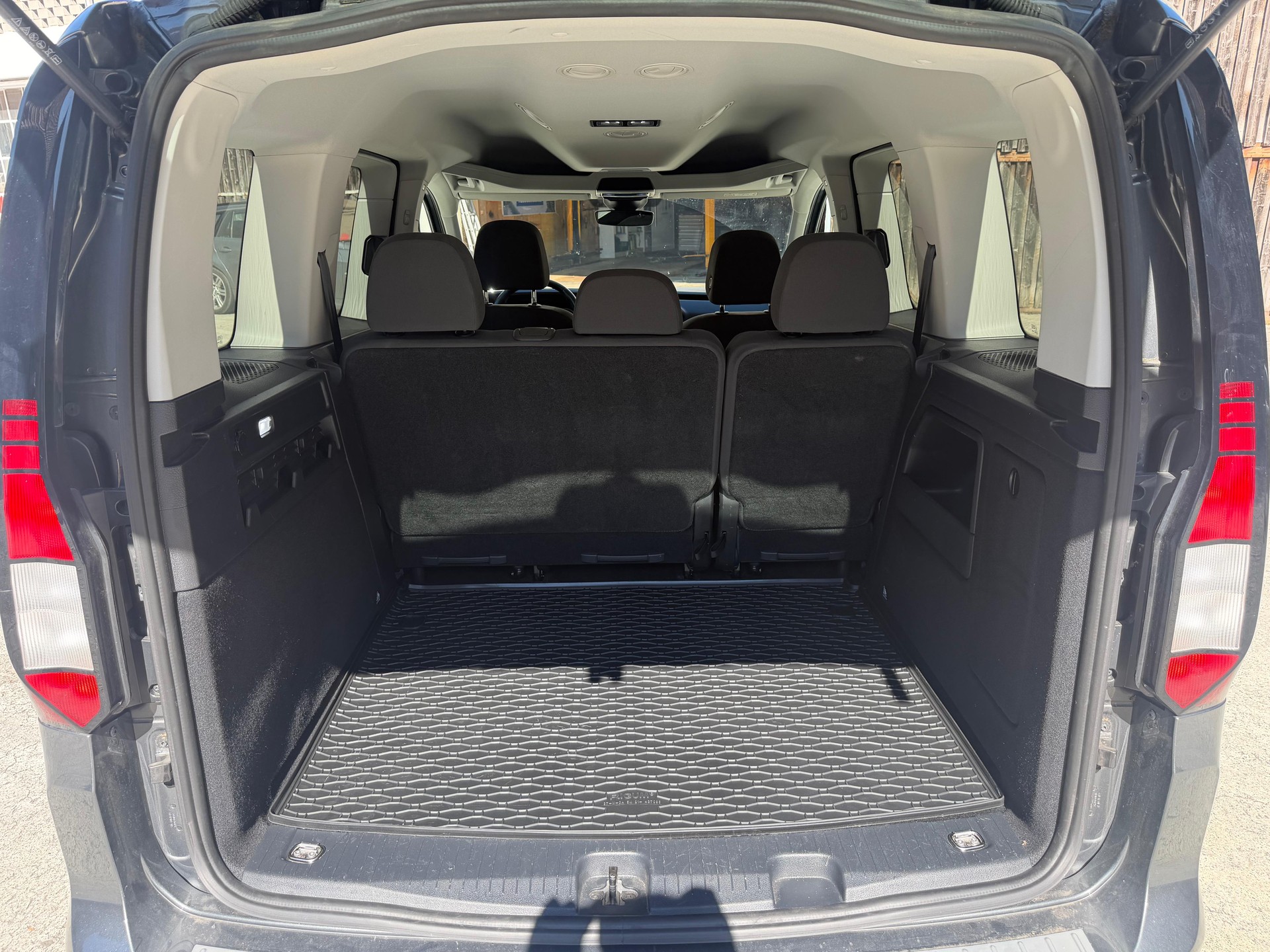 VW Caddy 2.0 TDI 4Motion Liberty-image-5