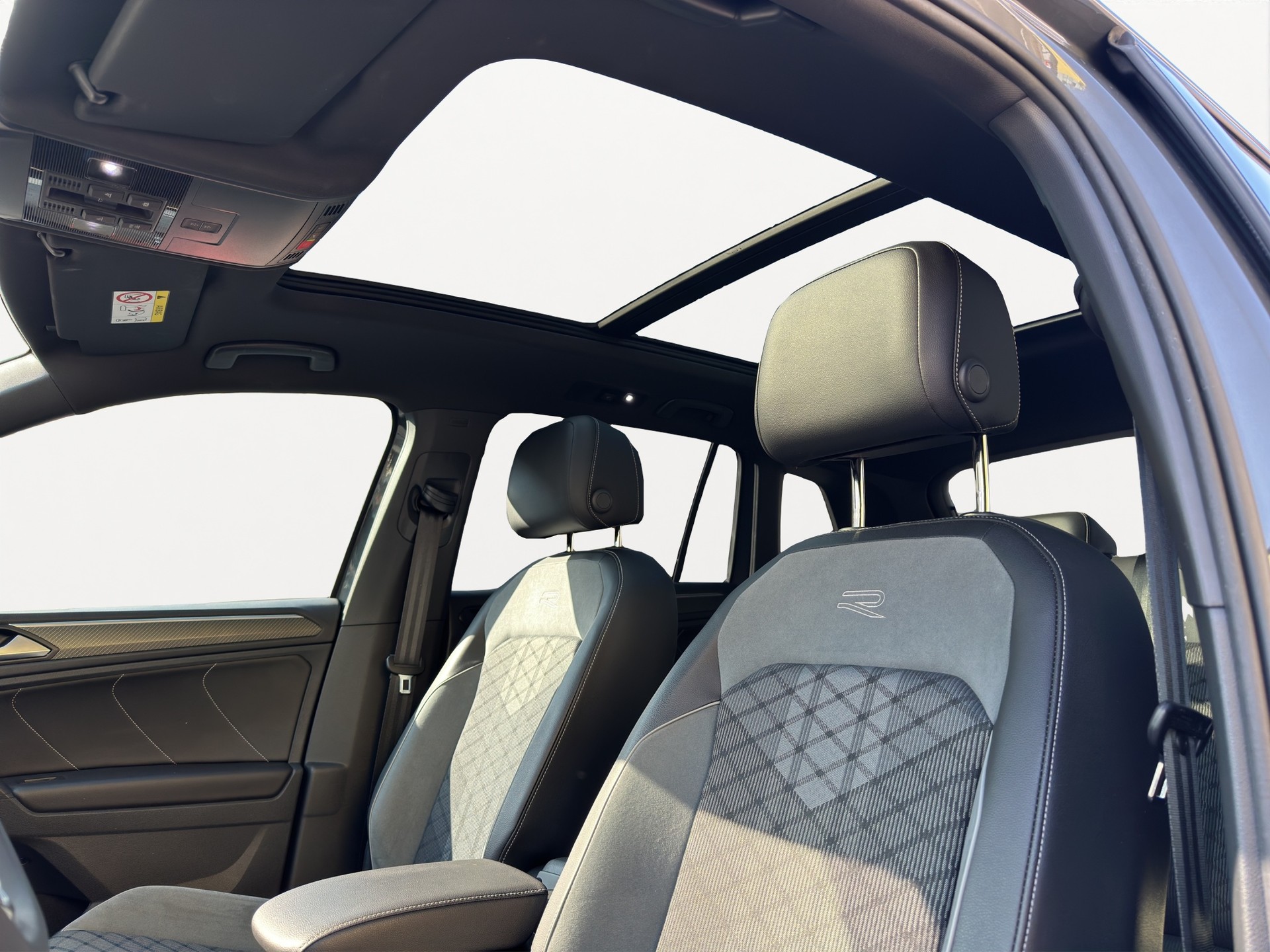 VW Tiguan 2.0 TDI SCR R-Line 4Motion DSG-image-5