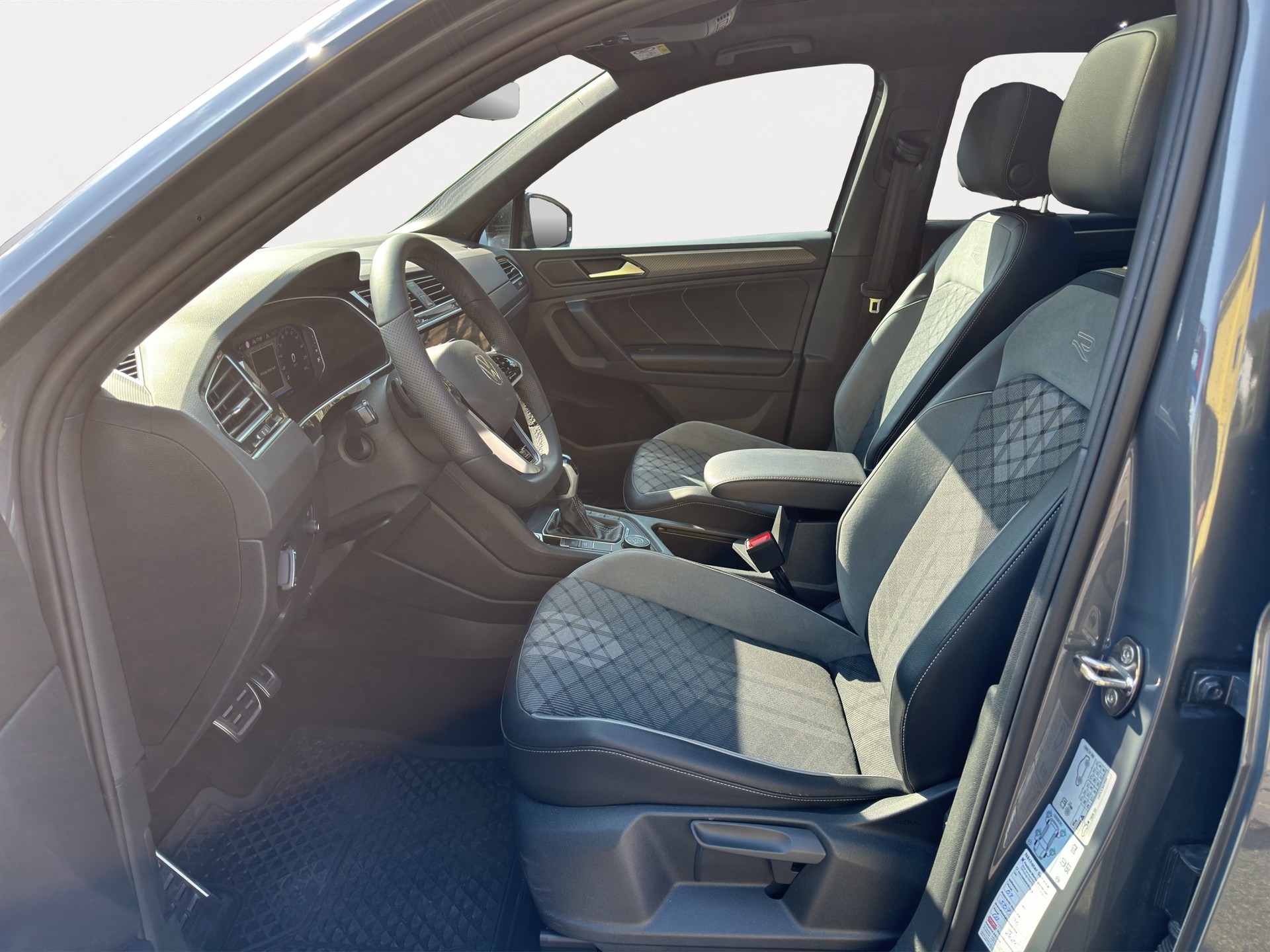 VW Tiguan 2.0 TDI SCR R-Line 4Motion DSG-image-4