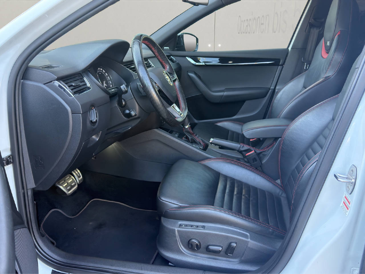 SKODA Octavia Combi 2.0 TSI RS230-image-3