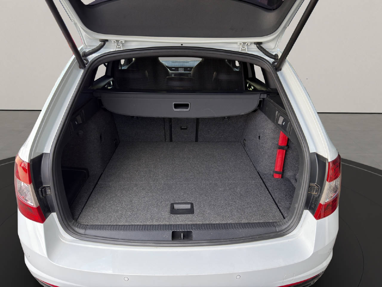 SKODA Octavia Combi 2.0 TSI RS230 D-image-12