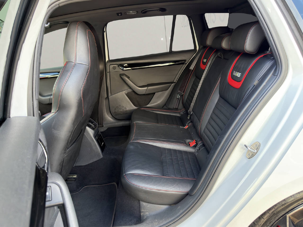 SKODA Octavia Combi 2.0 TSI RS230 D-image-9