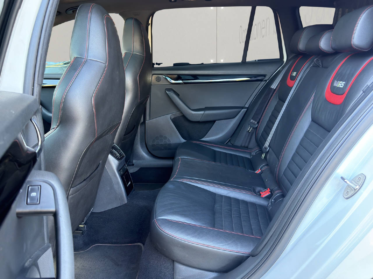 SKODA Octavia Combi 2.0 TSI RS230-image-9