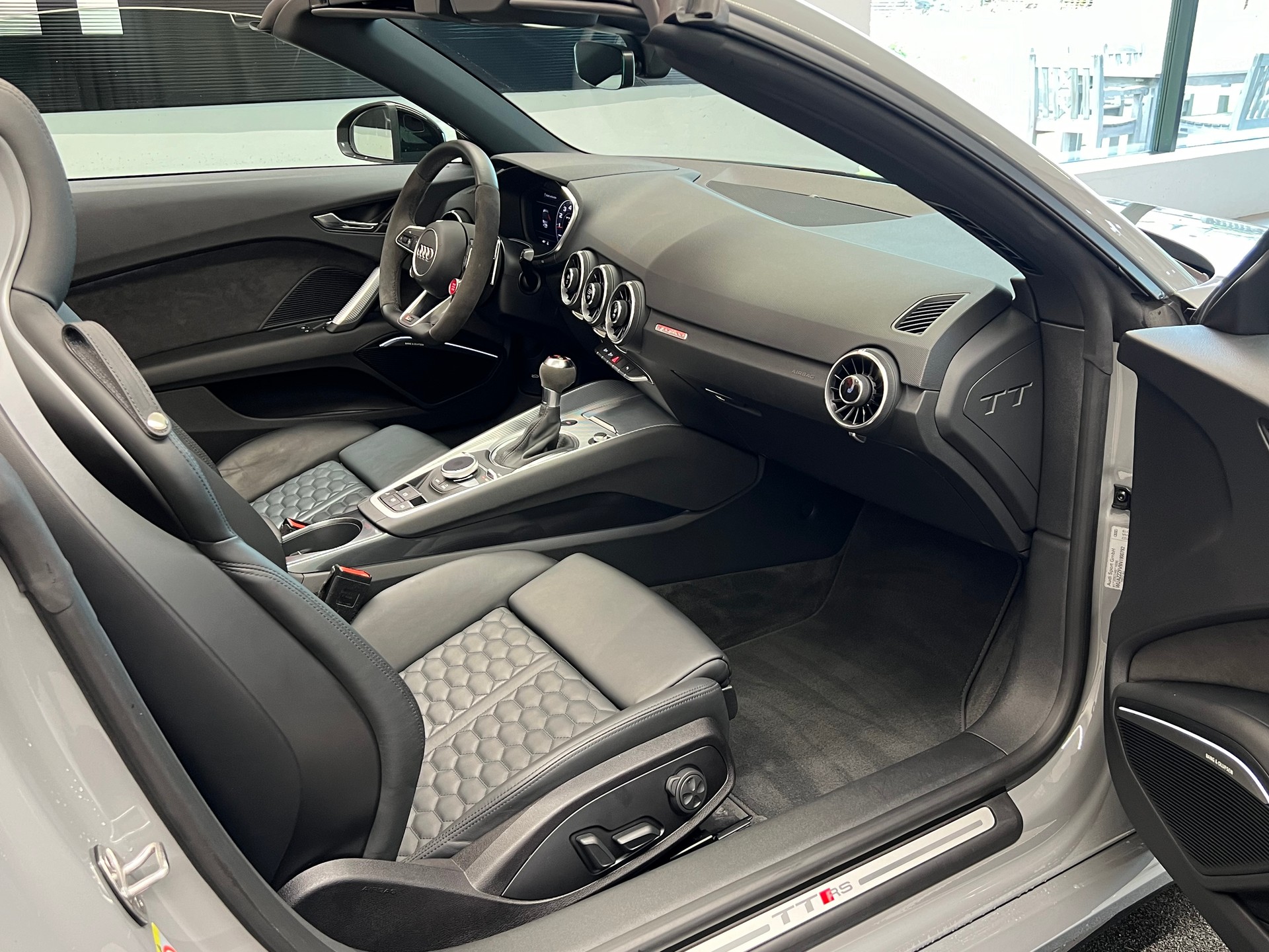 AUDI TT Roadster TTRS S-tronic-image-15