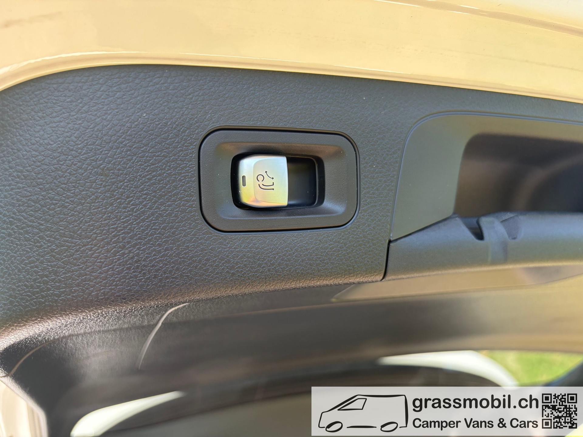MERCEDES-BENZ EQC 400 4Matic EQ Star-image-14